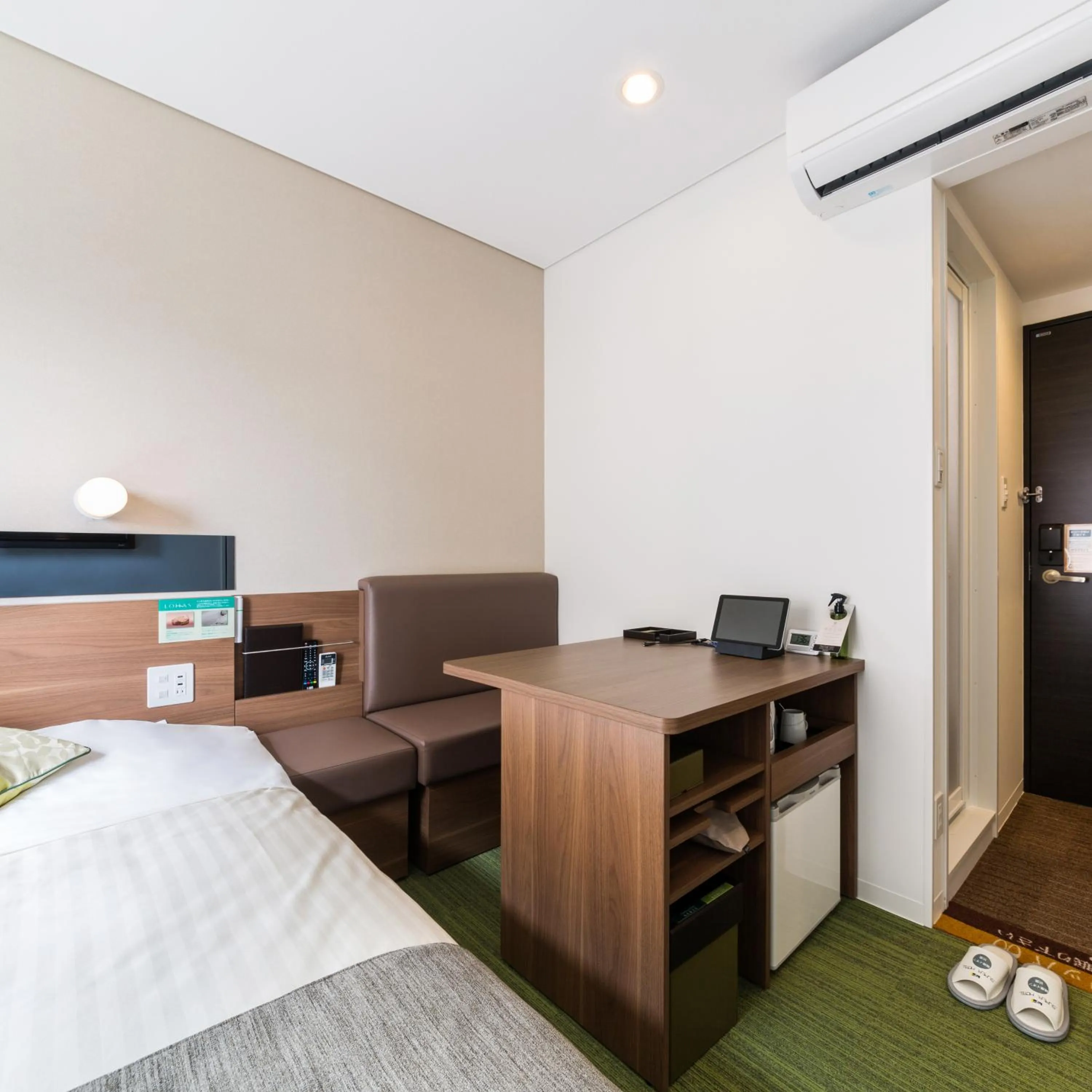 Bed in Super Hotel Premier Hakataeki