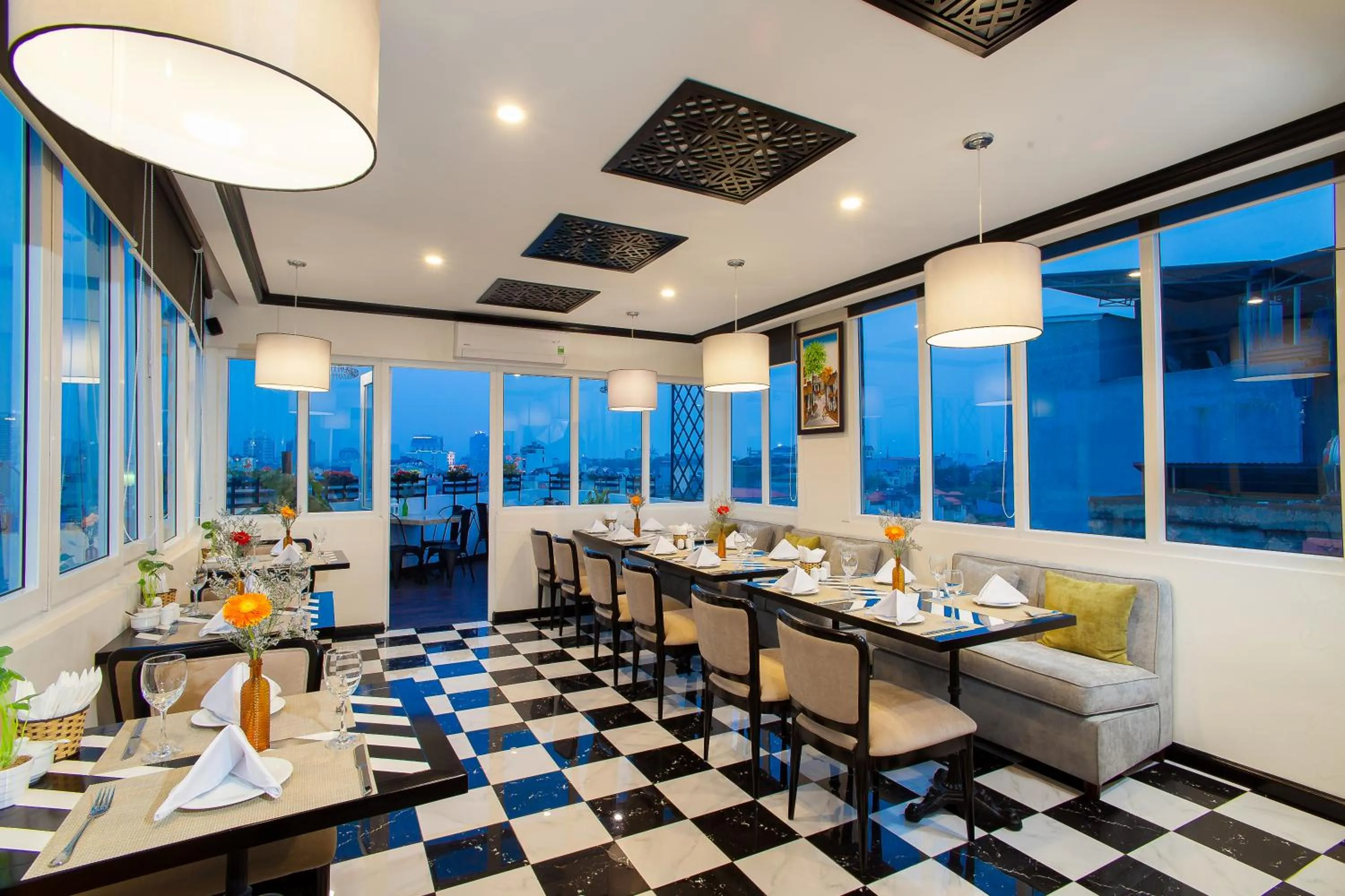 Restaurant/places to eat in Serenity Diamond Hotel