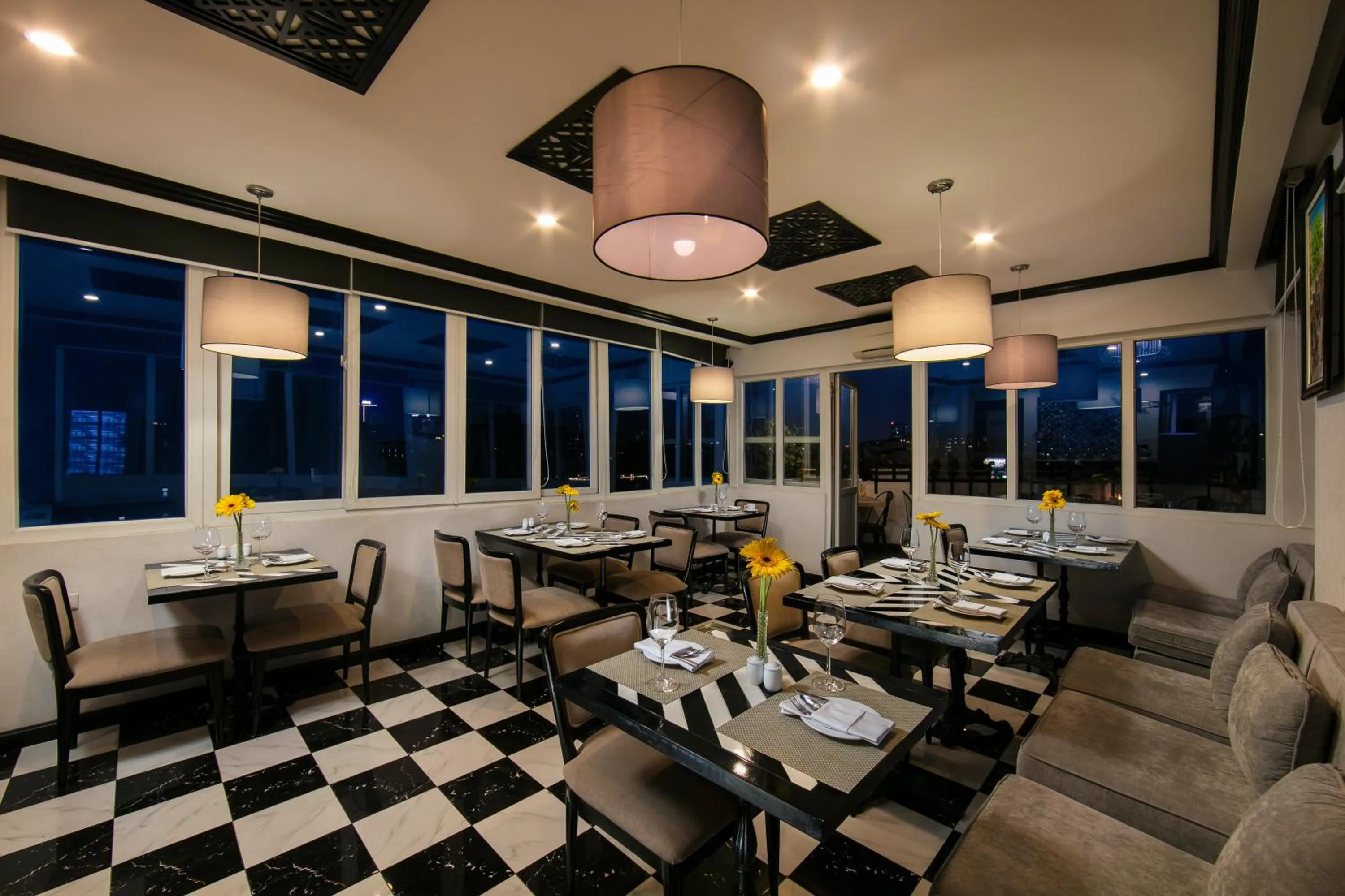 Restaurant/places to eat in Serenity Diamond Hotel