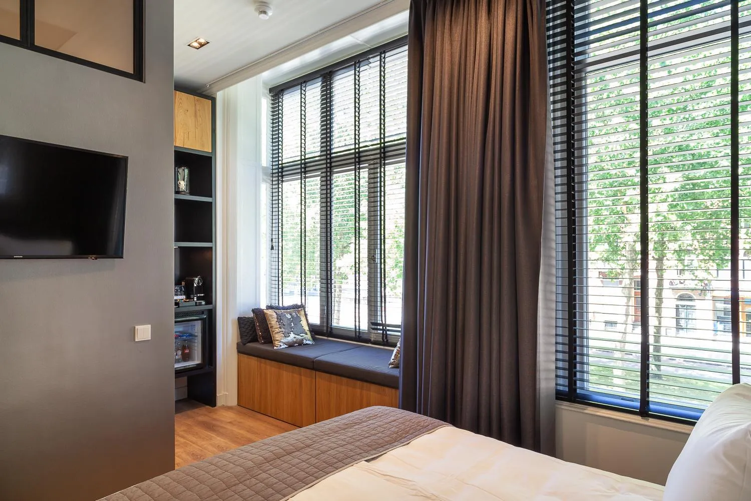 Shower, Bed in Hotel Julien