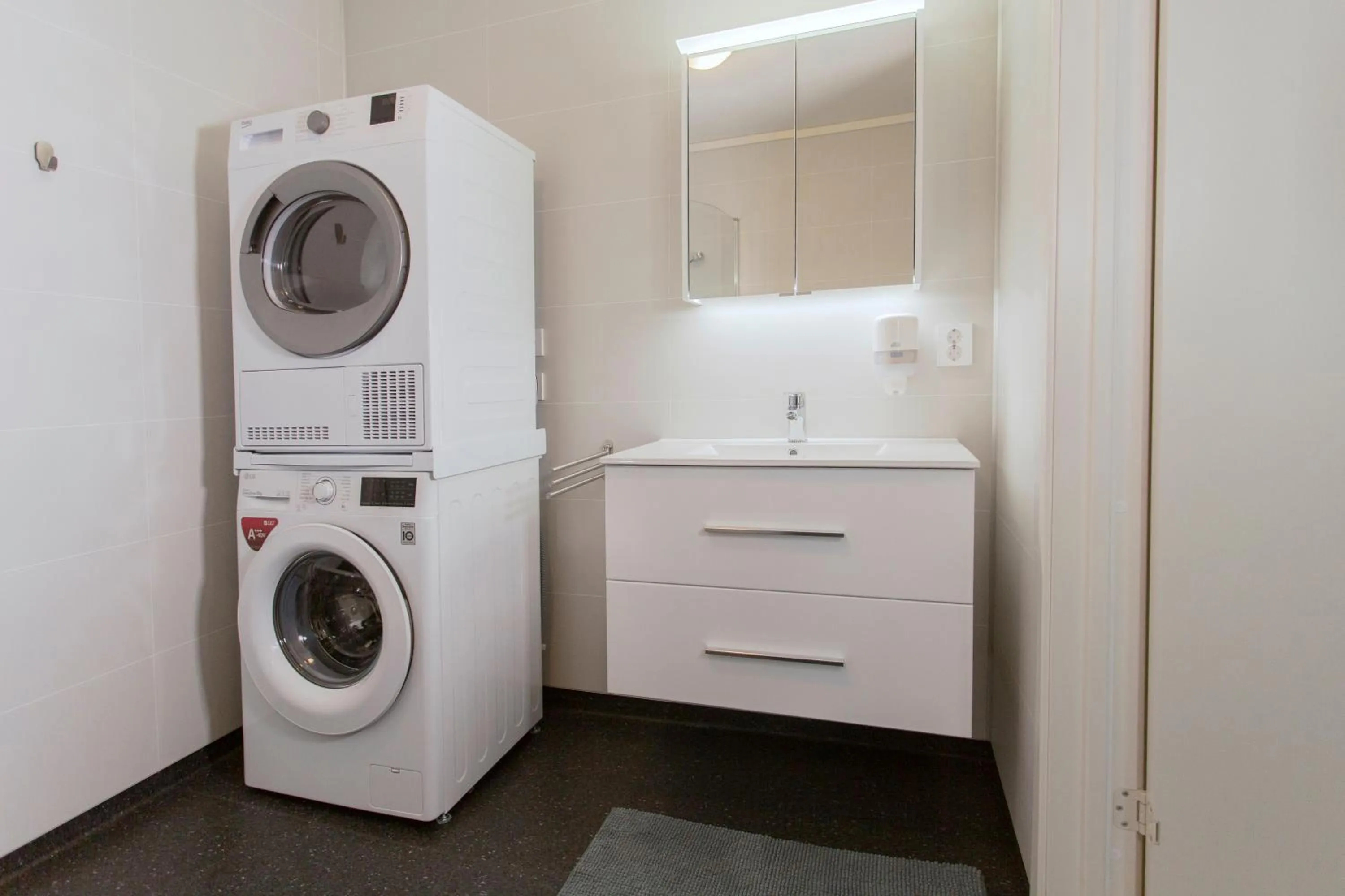 Lavik Fjord Hotel & Apartments