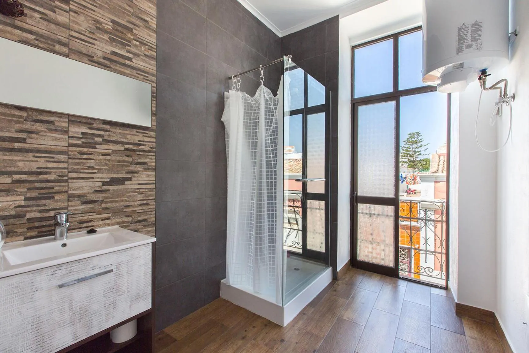 Bathroom in Faro Cosy Guesthouse