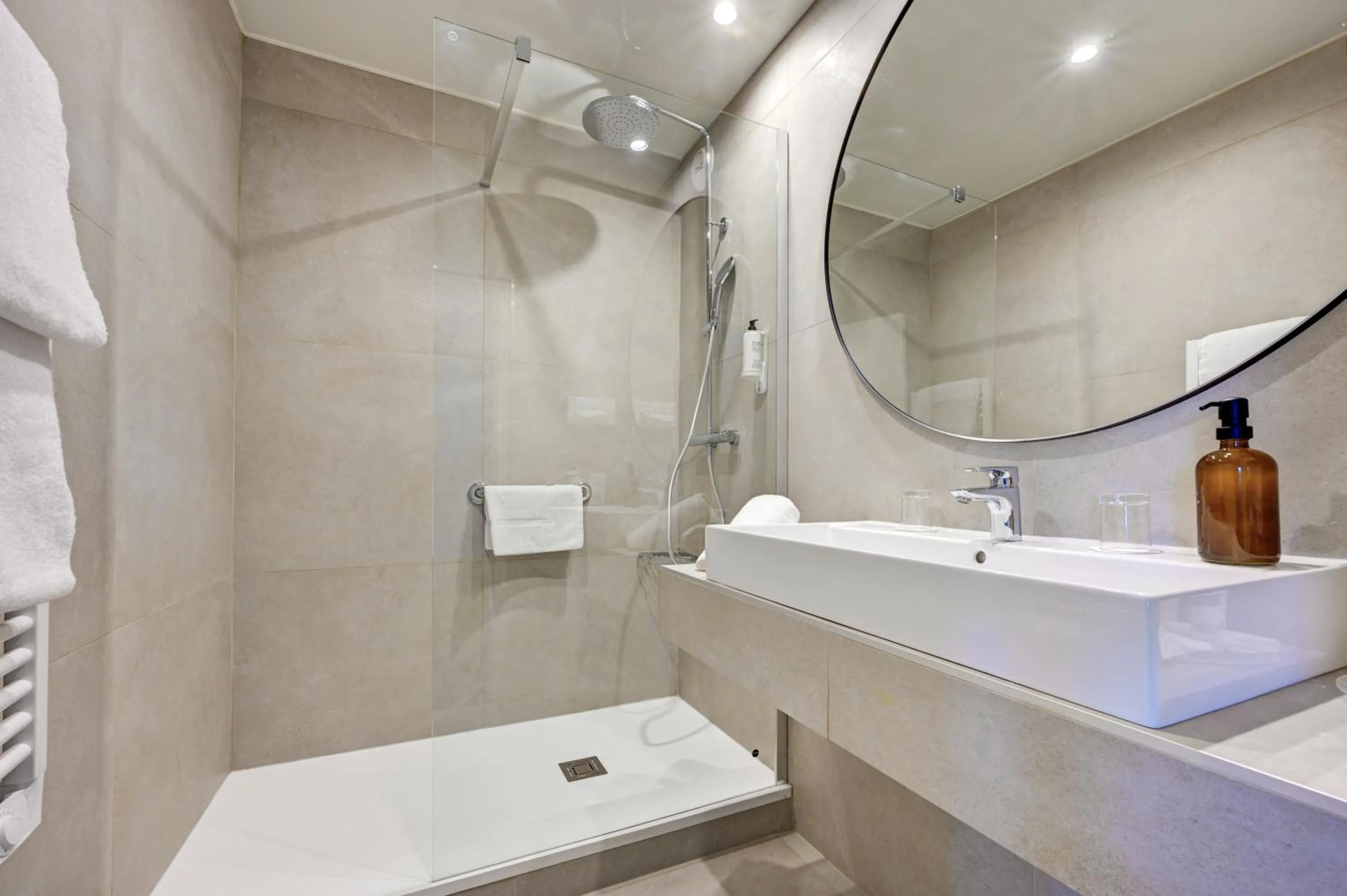 Shower in Best Western Sévan Parc Hôtel