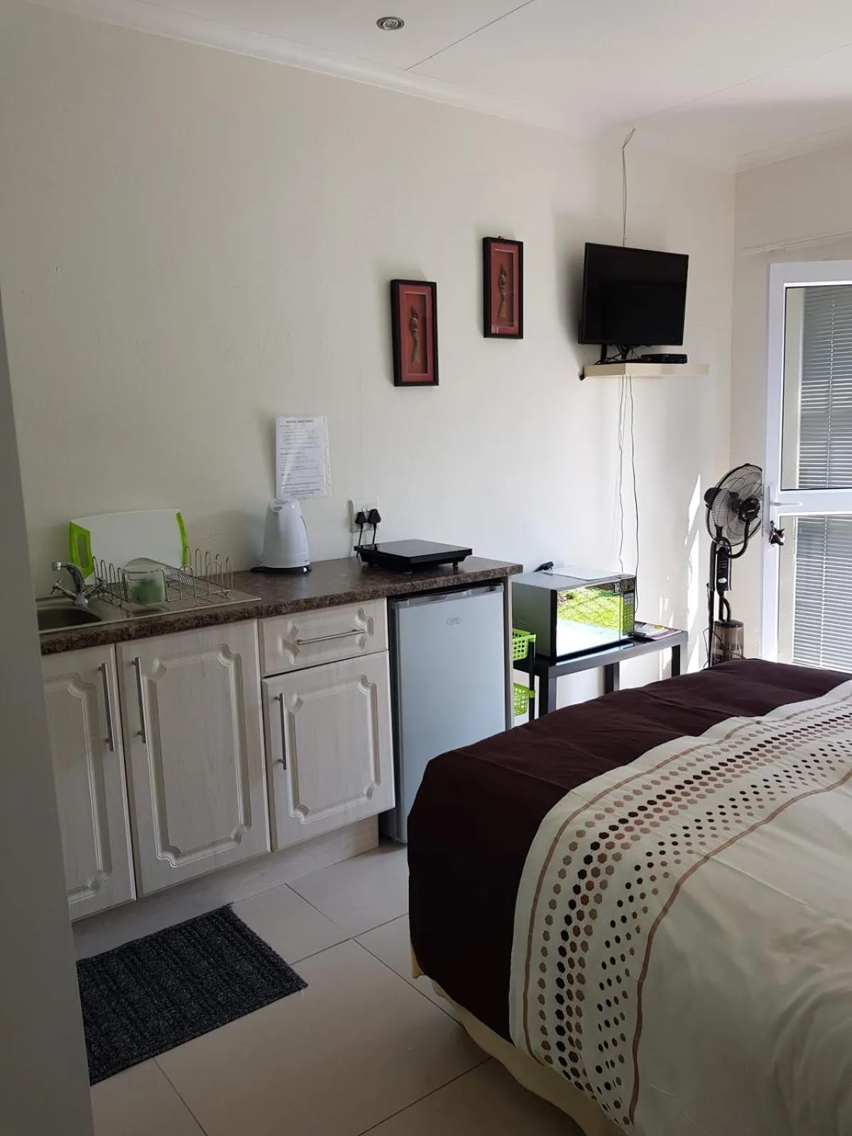 Bed in Kwa-Dlamathe Guesthouse