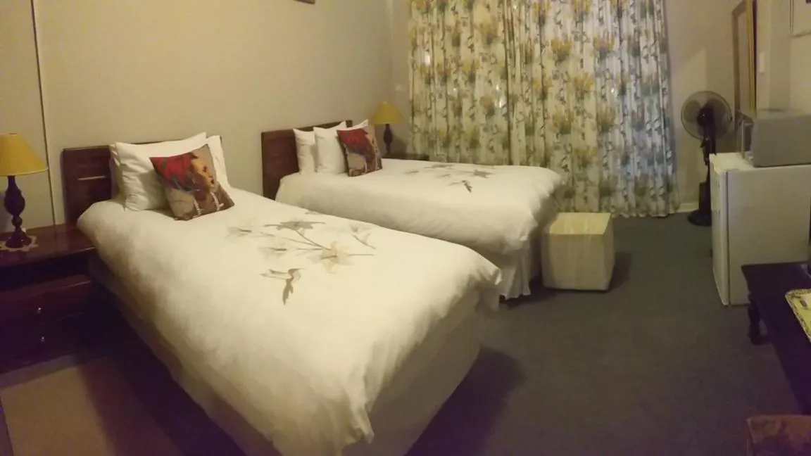 Bed in Kwa-Dlamathe Guesthouse