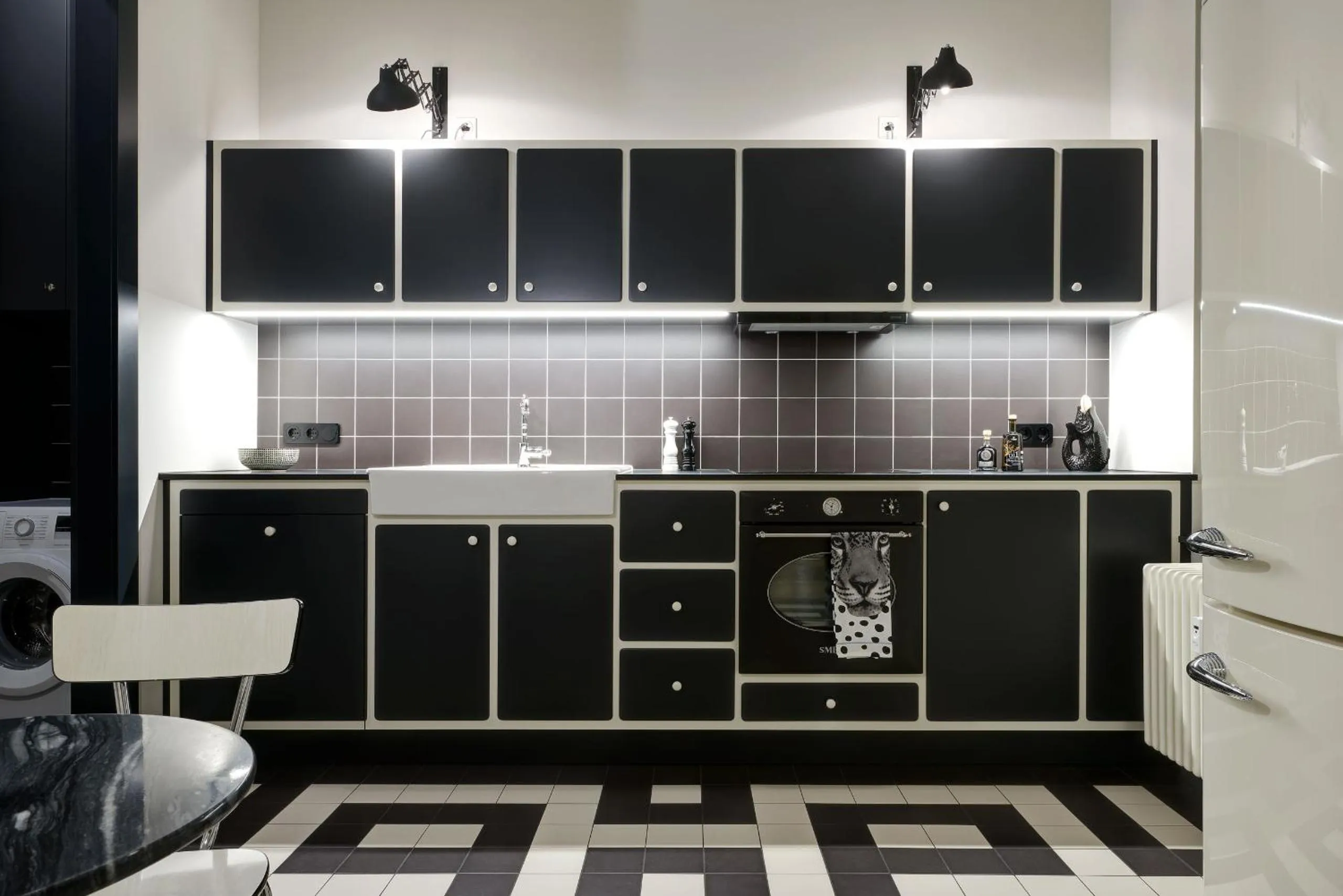 Kitchen or kitchenette in Cora Apartments