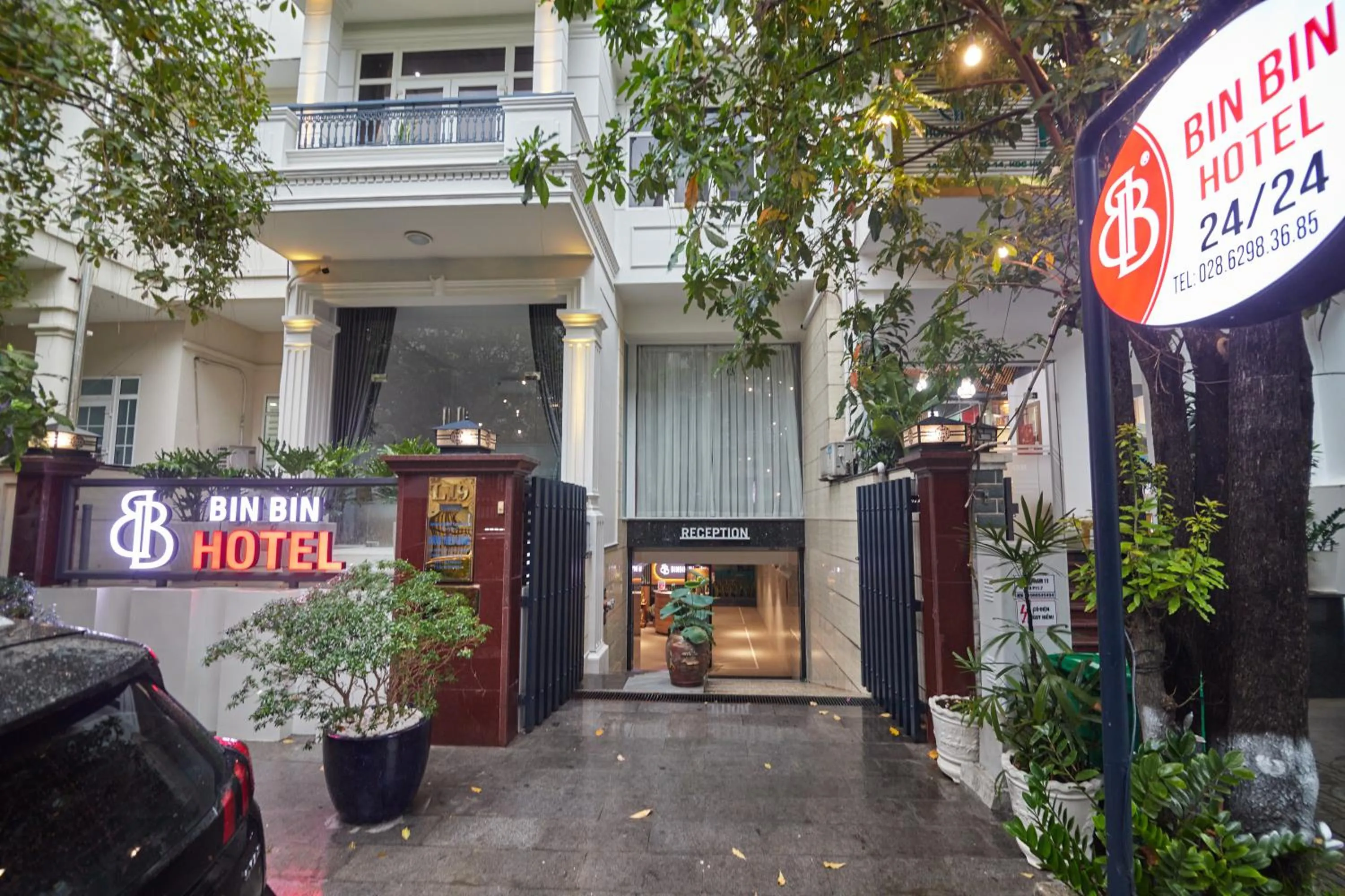 Facade/entrance in Bin Bin Hotel 2 - Near Him Lam D7