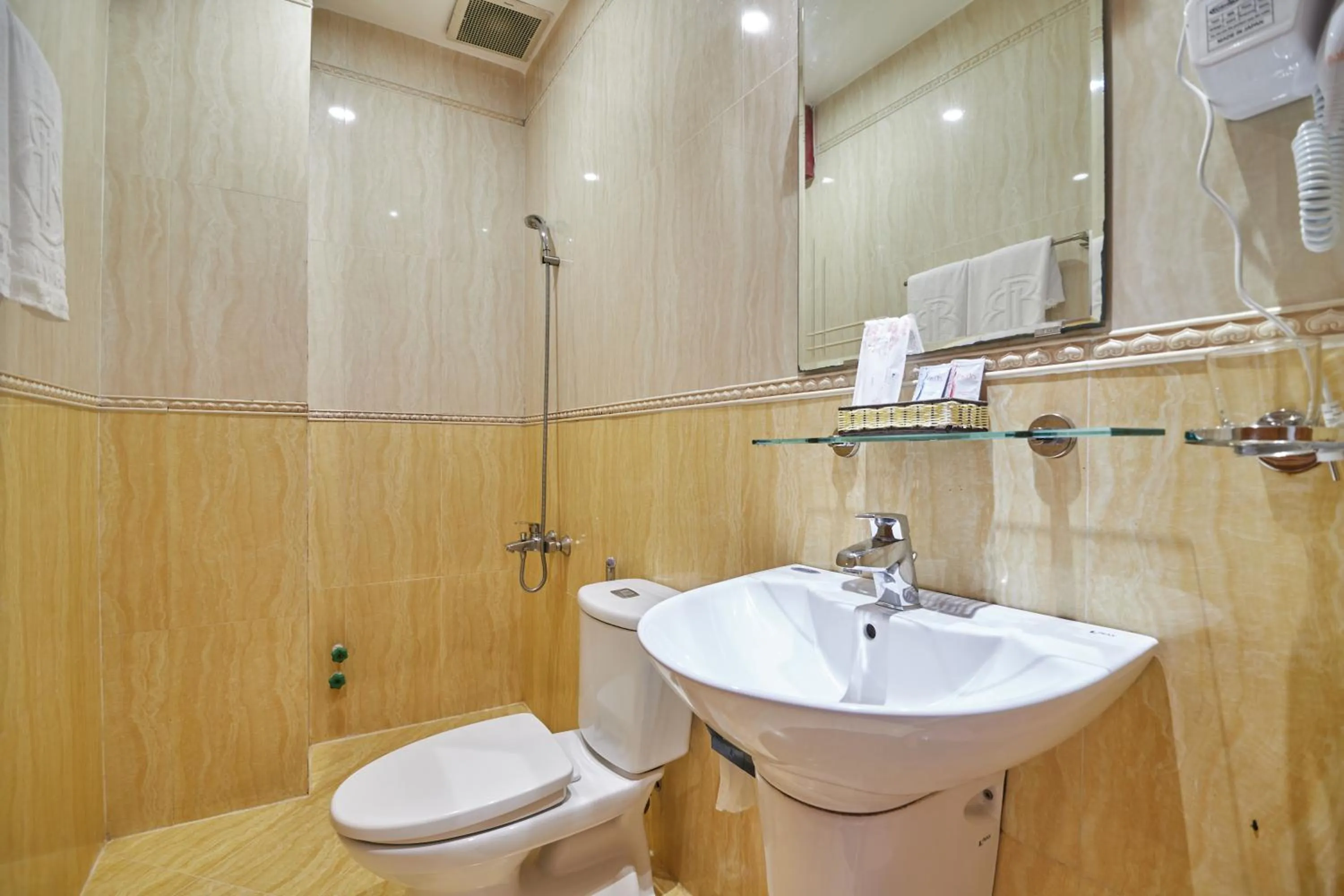 Bathroom in Bin Bin Hotel 2 - Near Him Lam D7