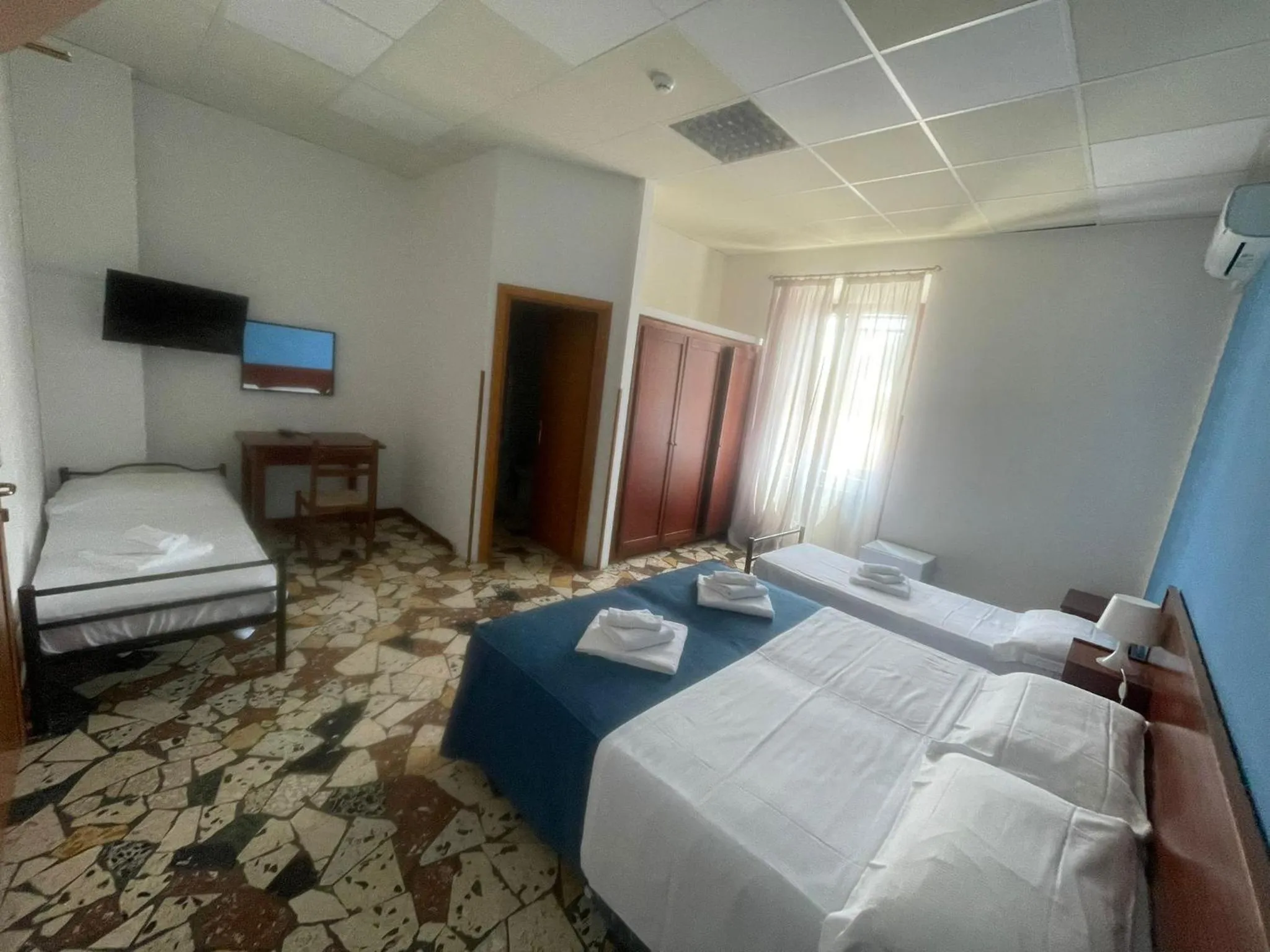 Bedroom, Bed in Hotel Mercede 2