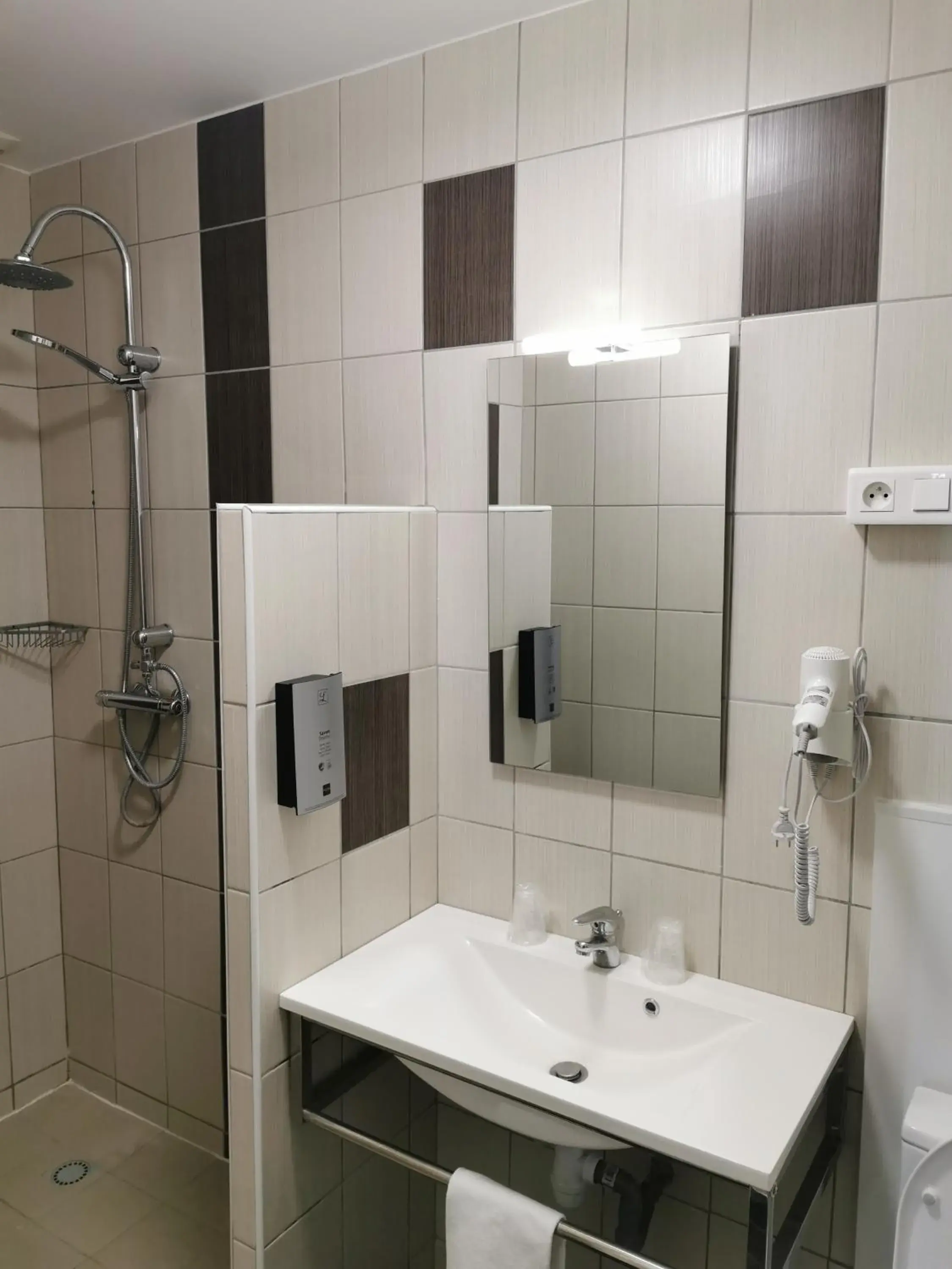 Standard Double Room in Logis Hotel- Restaurant La Haie Des Vignes Séminaires et Evènementiel Standard Double Room in Logis Hotel- Restaurant La Haie Des Vignes Séminaires et Evènementiel