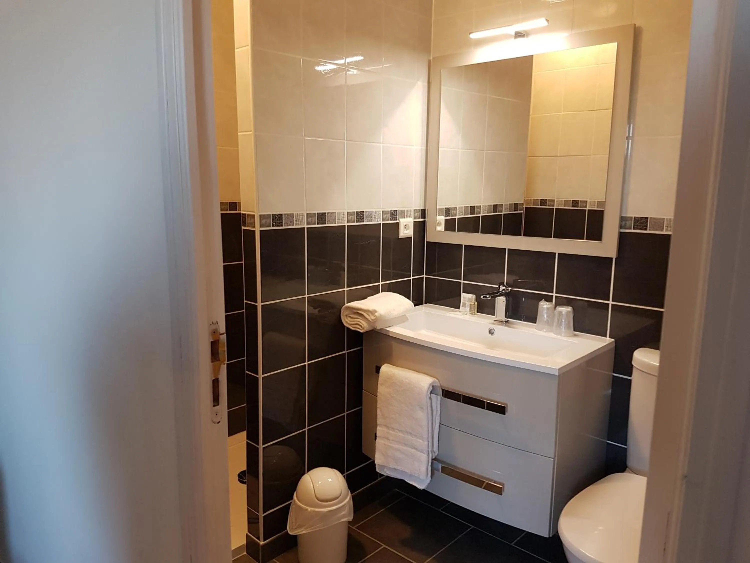 Bathroom in Logis Hotel- Restaurant La Haie Des Vignes Séminaires et Evènementiel