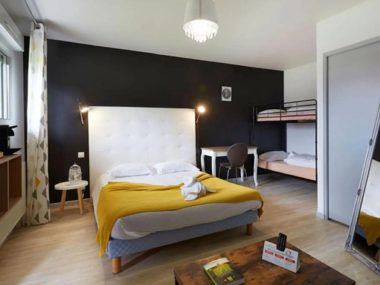 Bed in Logis Hotel- Restaurant La Haie Des Vignes Séminaires et Evènementiel