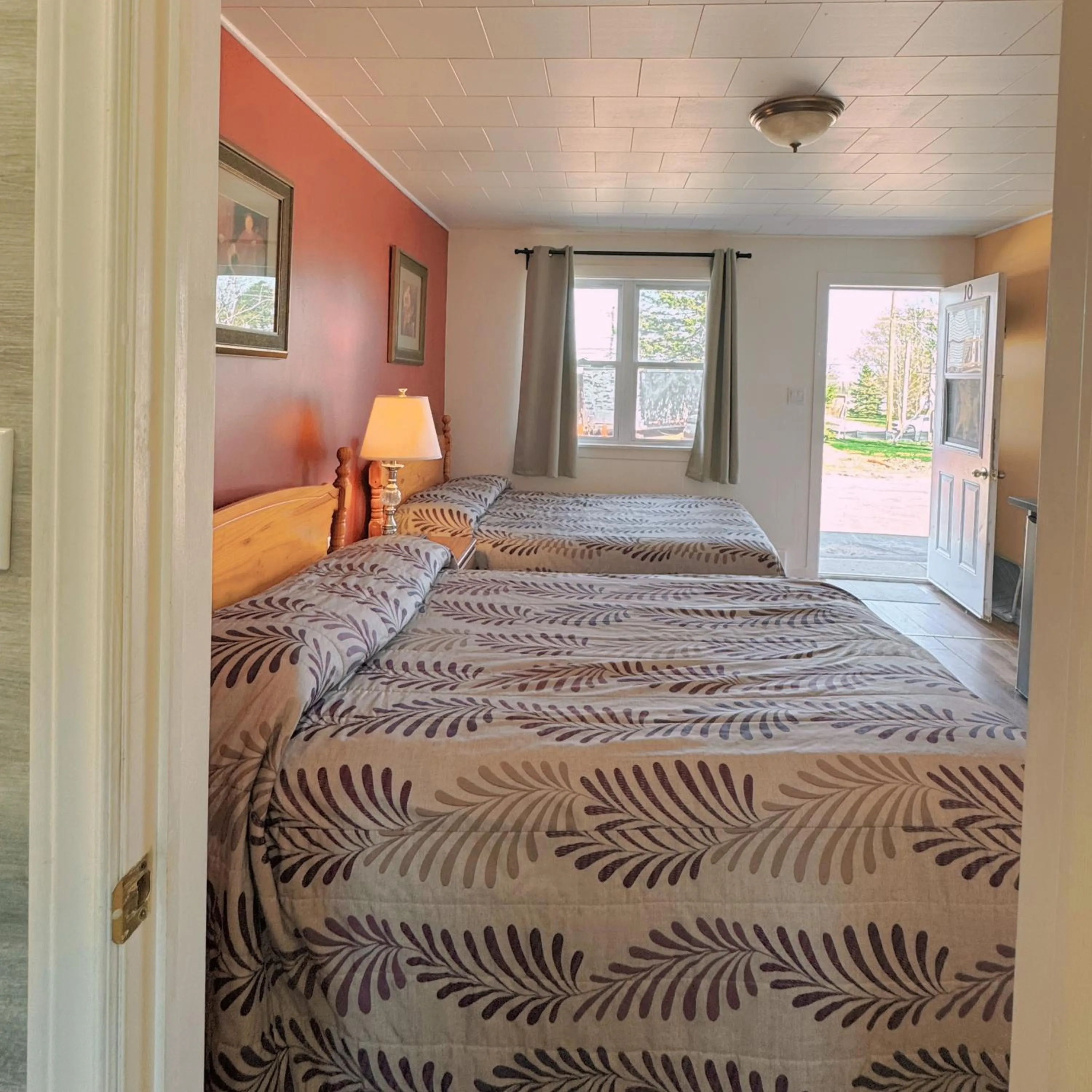 Photo of the whole room, Bed in Fair Isle Motel