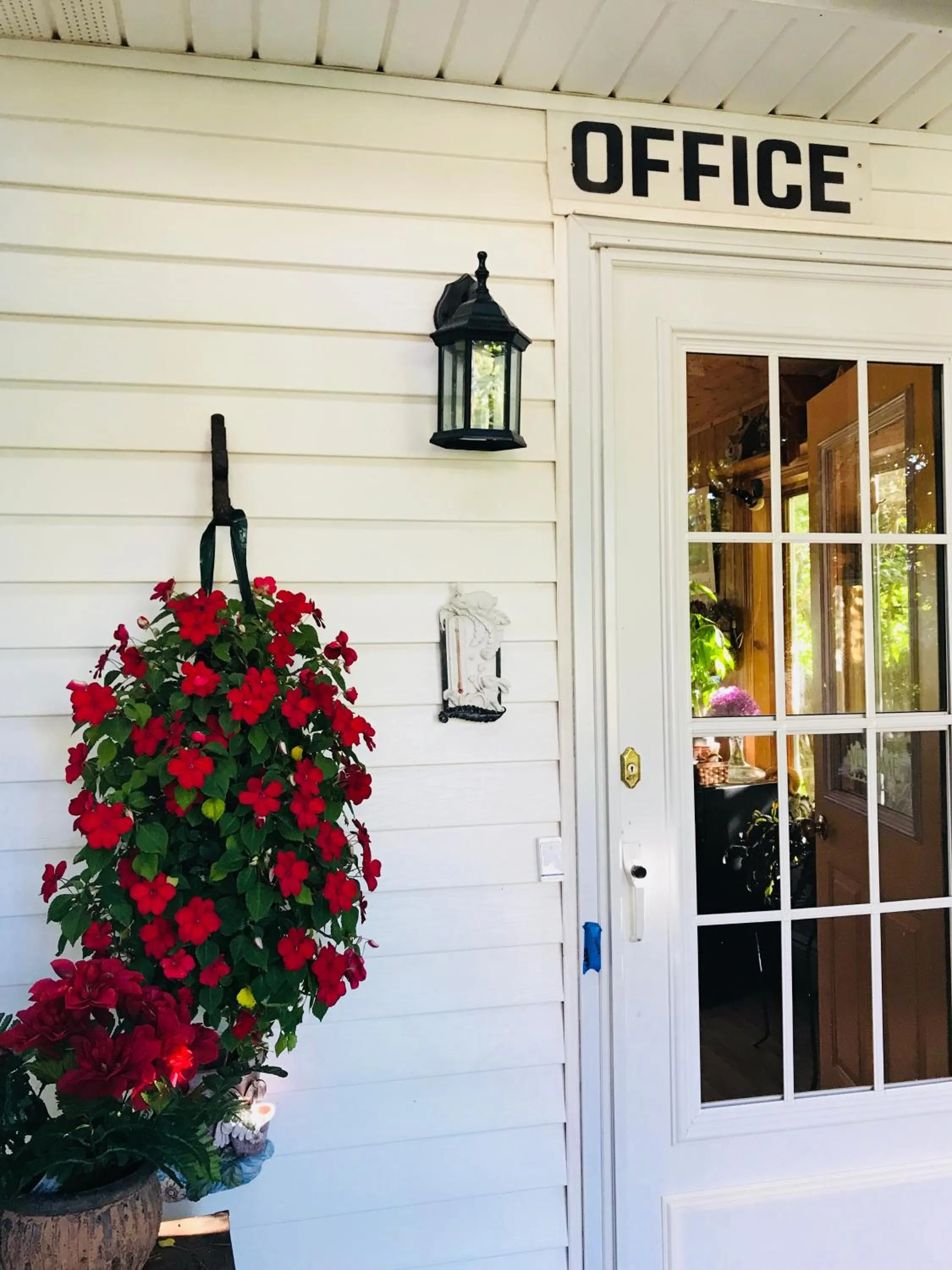 Facade/entrance in Fair Isle Motel