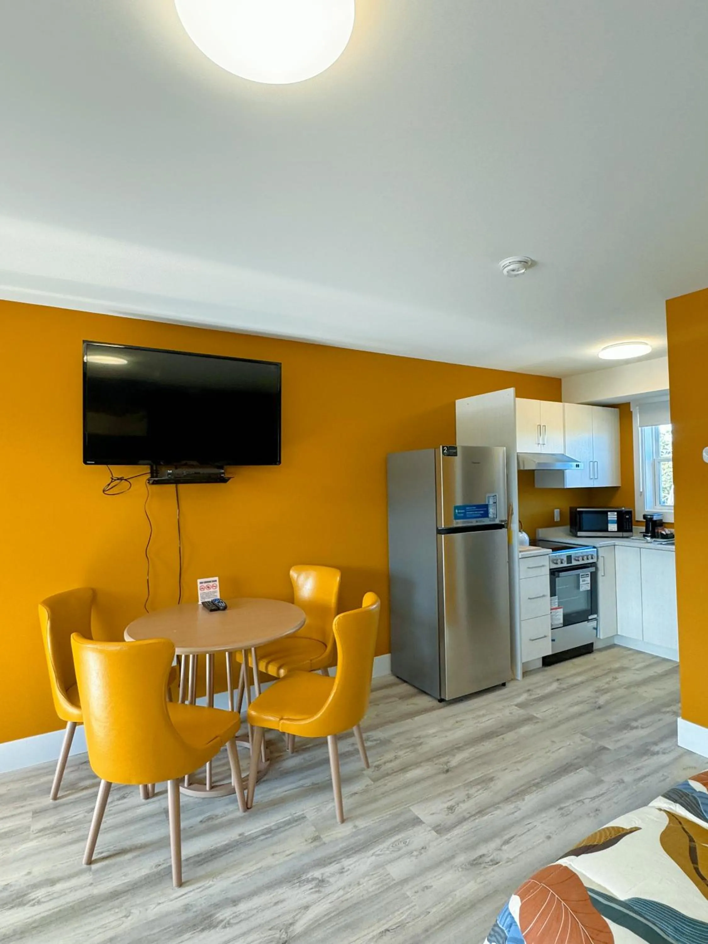 Kitchen or kitchenette in Fair Isle Motel