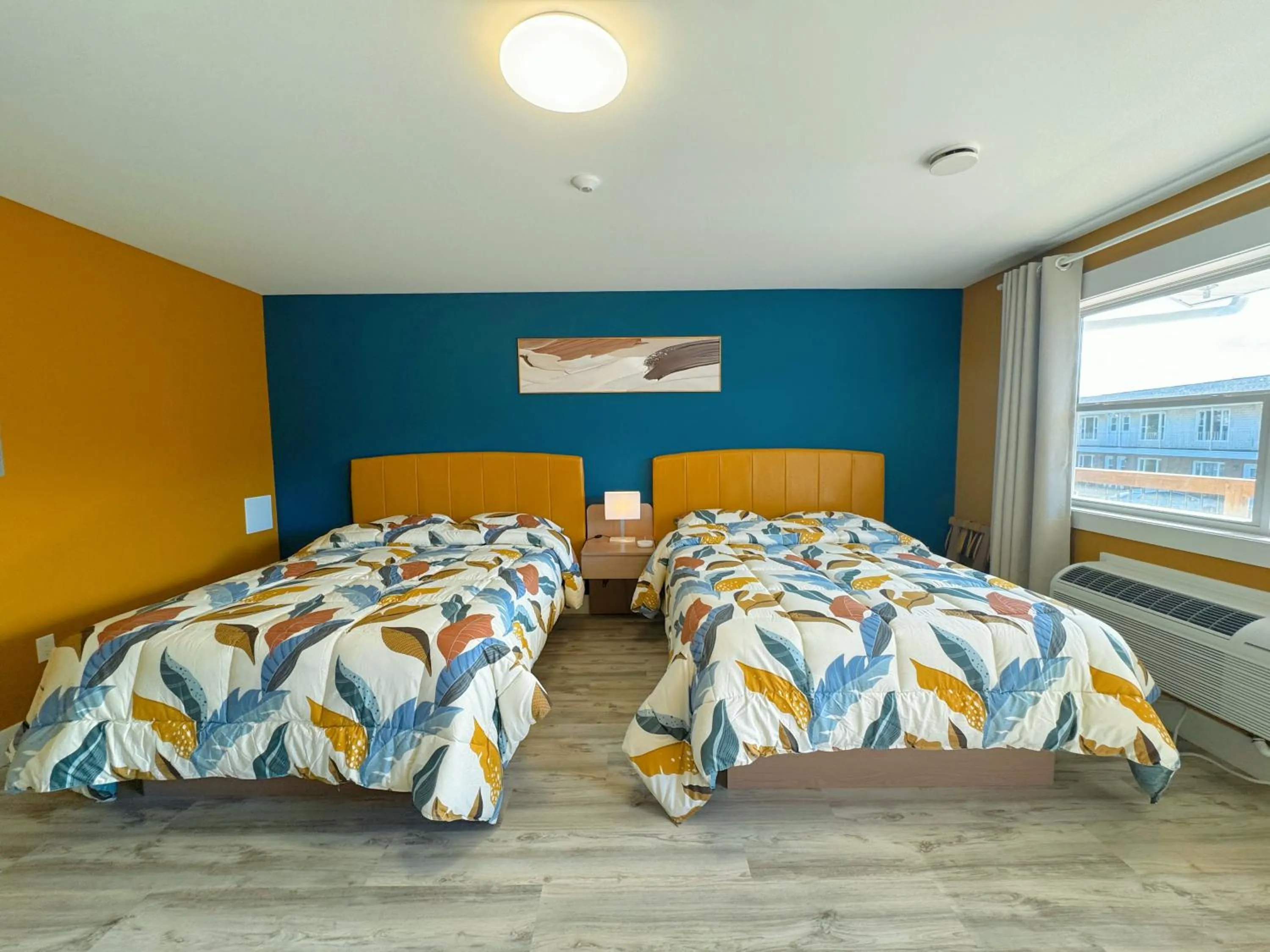 Photo of the whole room, Bed in Fair Isle Motel