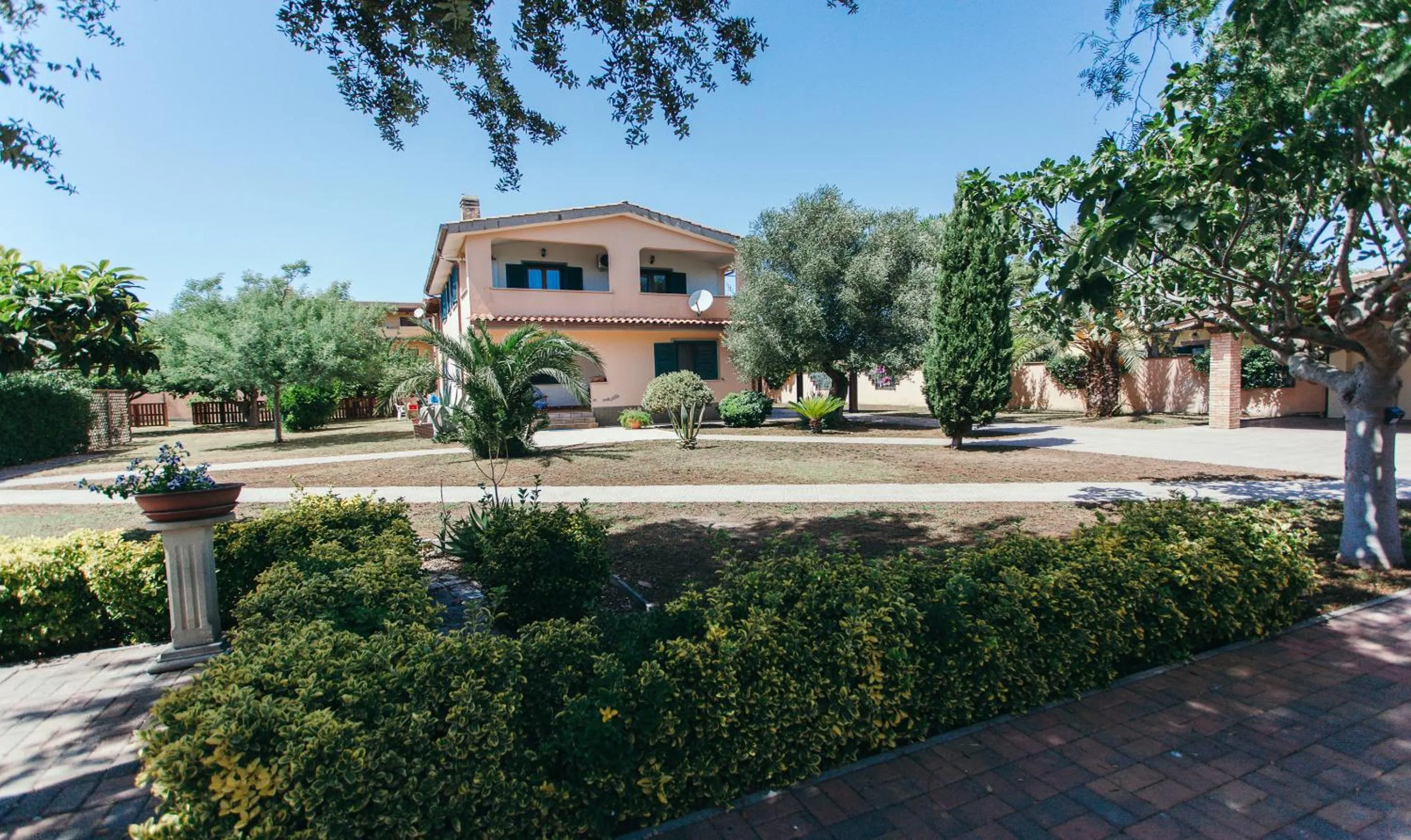 Property building in Domus Leonardo-Private Free Parking