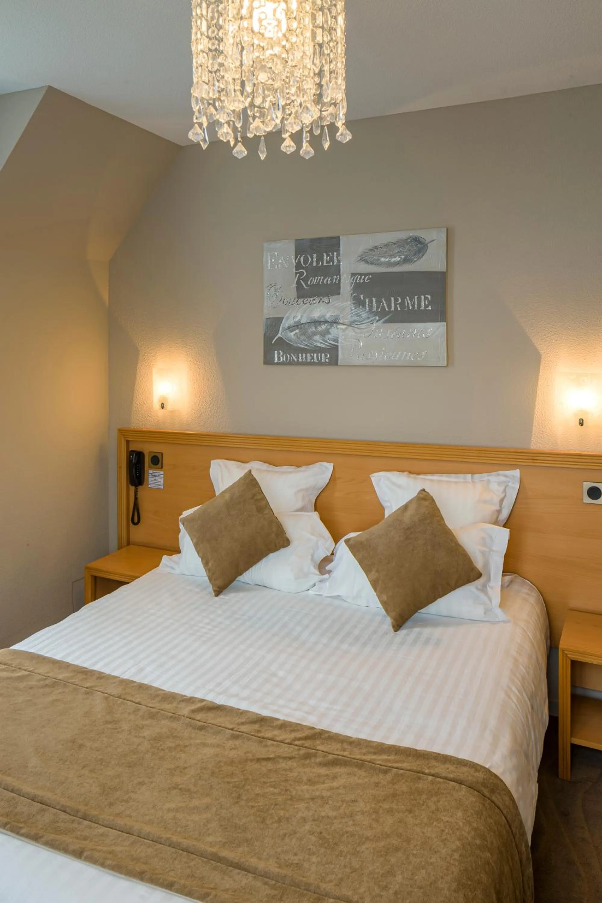 Bed in Hôtel Le Vouglans - Restaurant La Valouse