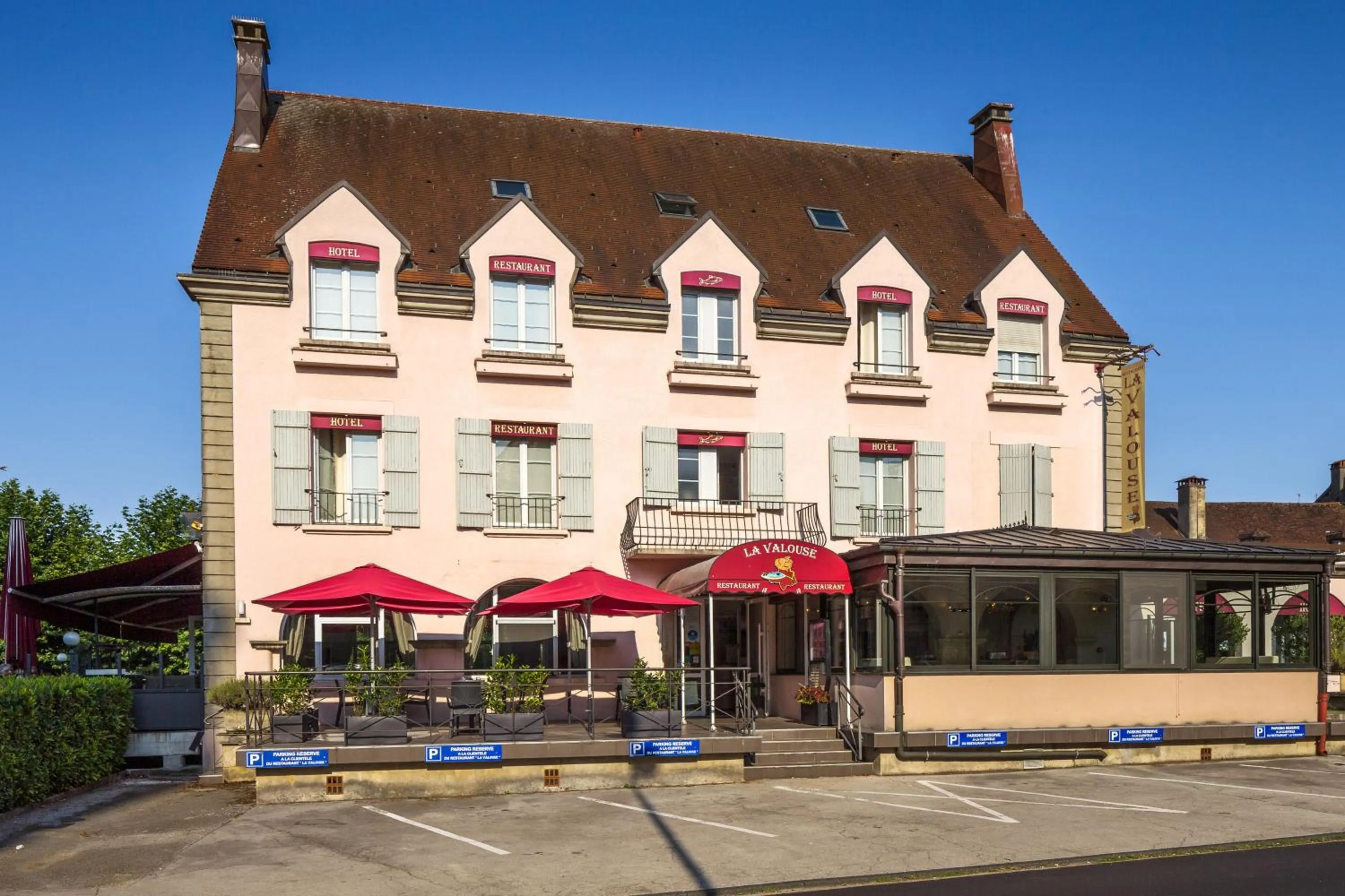 Property building in Hôtel Le Vouglans - Restaurant La Valouse