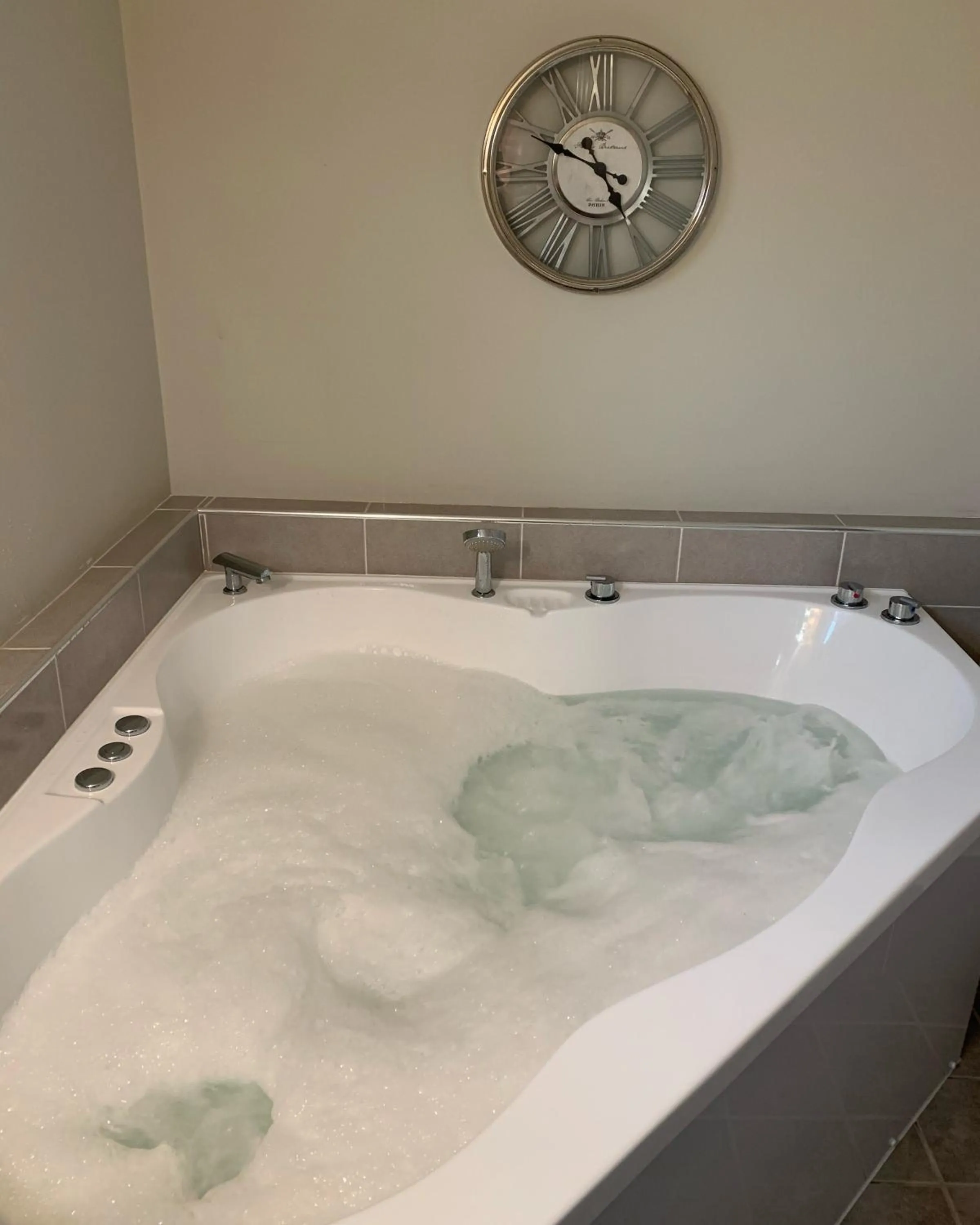 Churchill's B&B twin spa getaway Studio