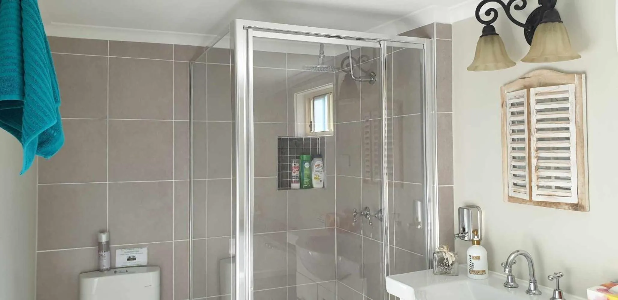 Shower in Churchill's B&B twin spa getaway Studio