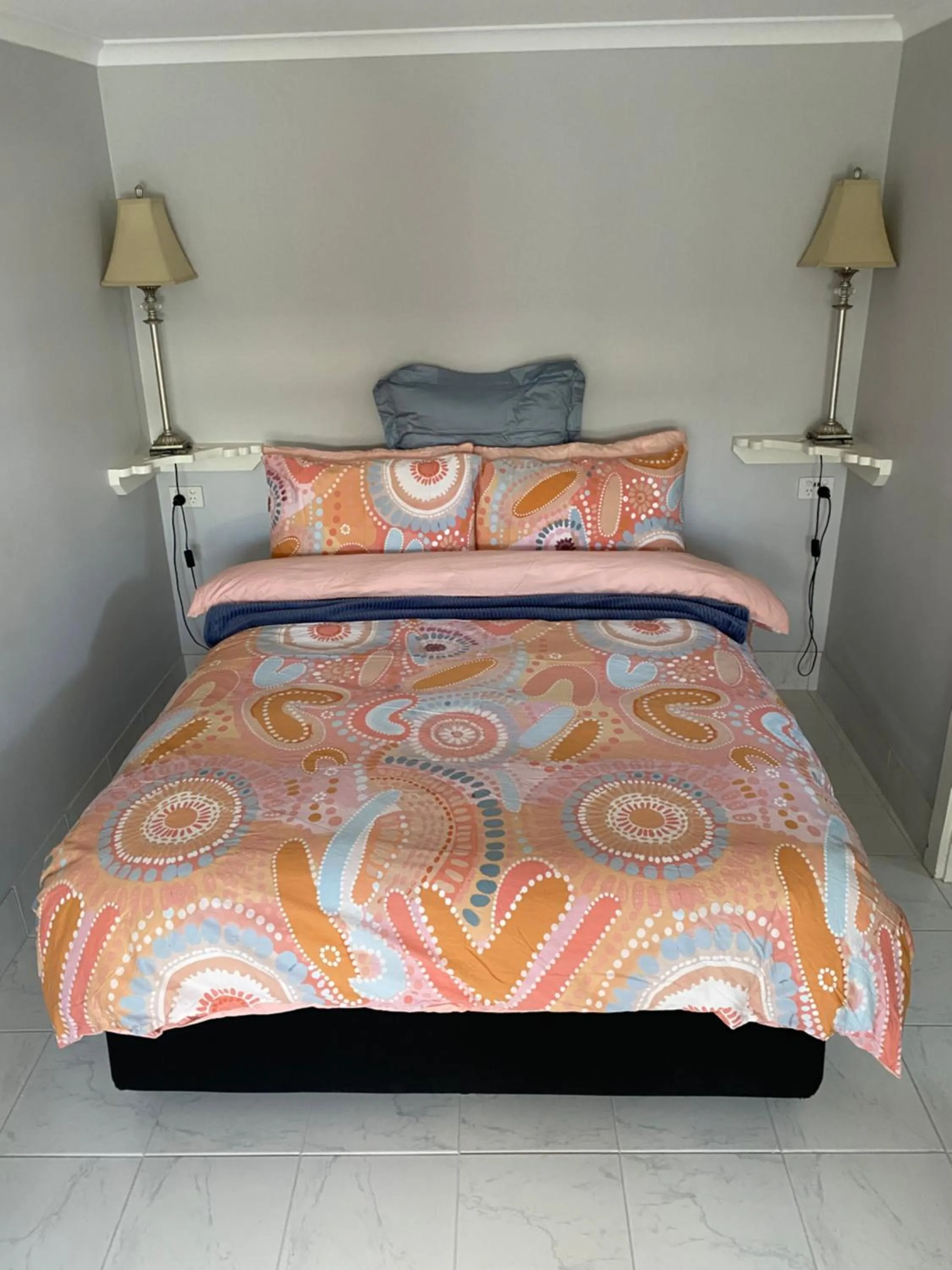 Bed in Churchill's B&B twin spa getaway Studio