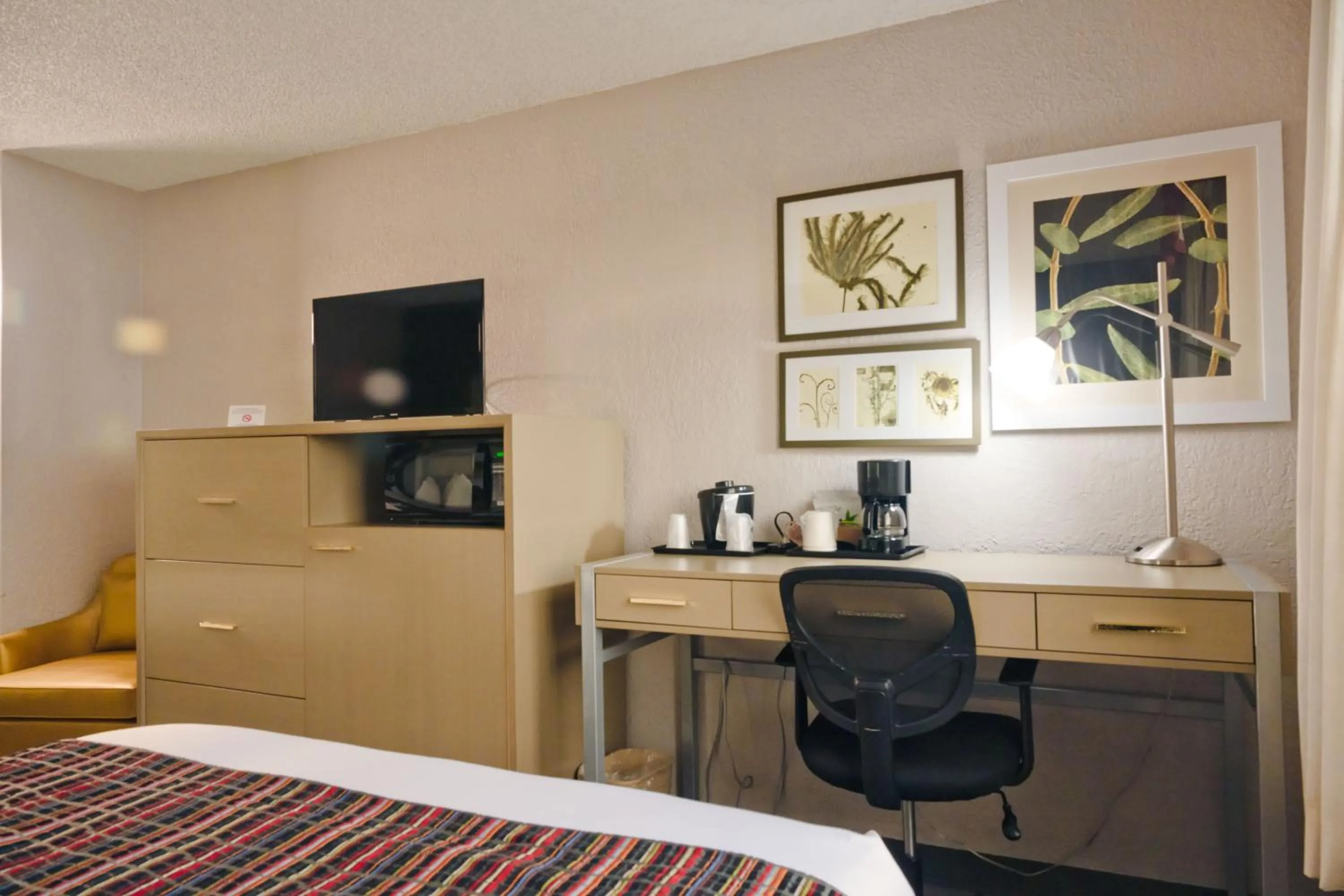 Bedroom, Bed in The Palms Inn & Suites Miami, Kendall, FL