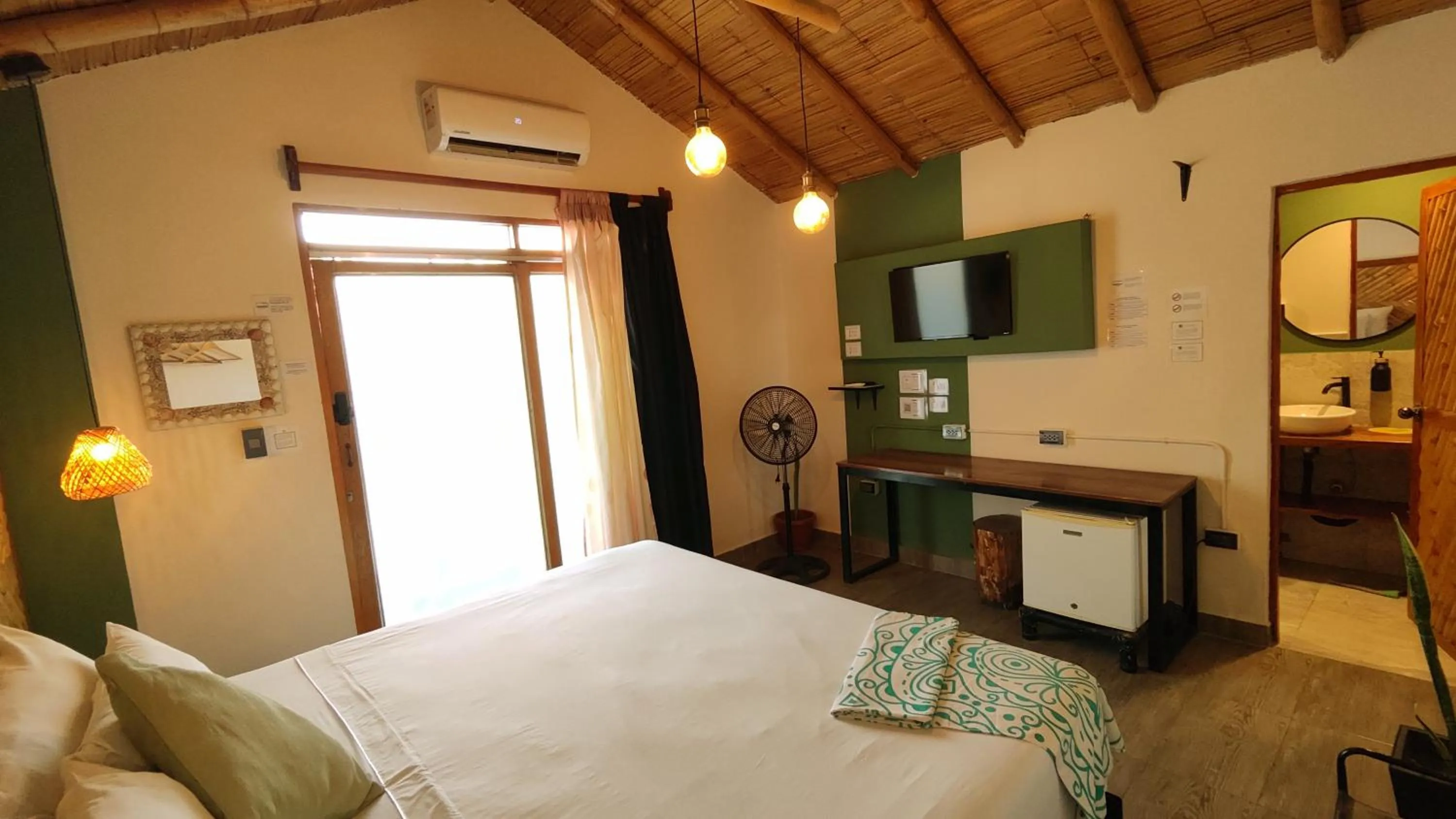 air conditioner, Bed in Puerto Bamboo