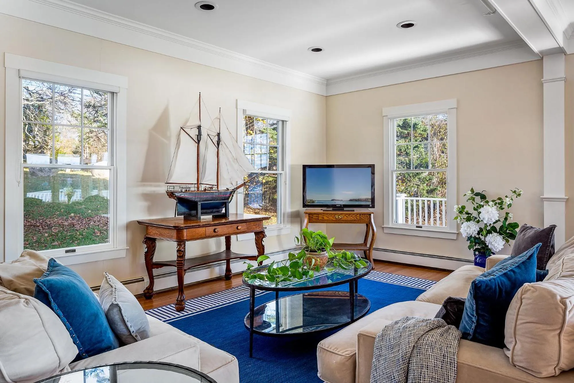 Communal lounge/ TV room in East Wind Inn on the Water