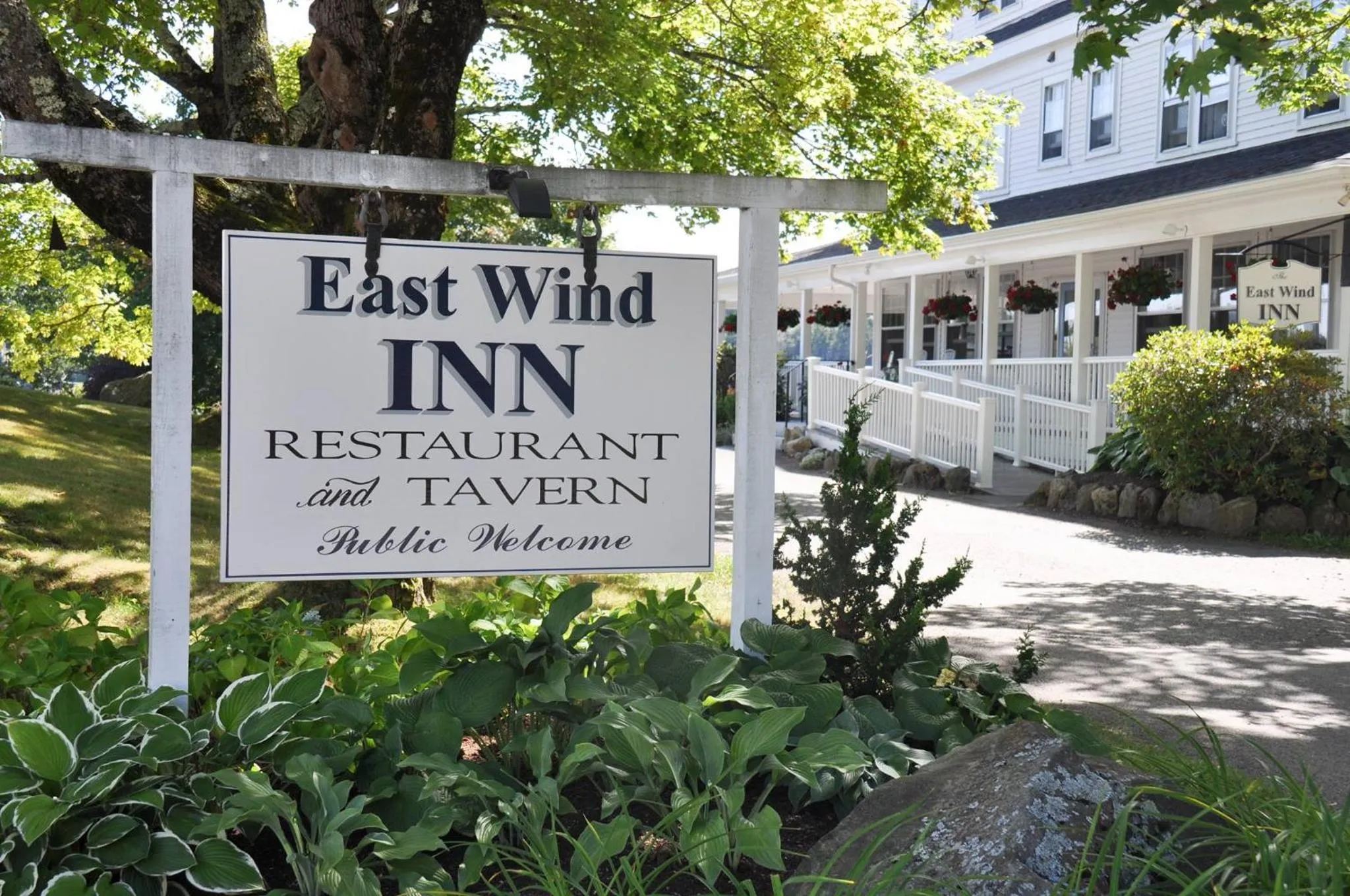 Facade/entrance in East Wind Inn on the Water