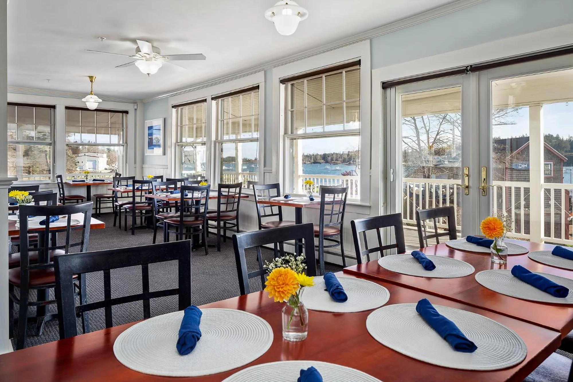 Restaurant/places to eat in East Wind Inn on the Water
