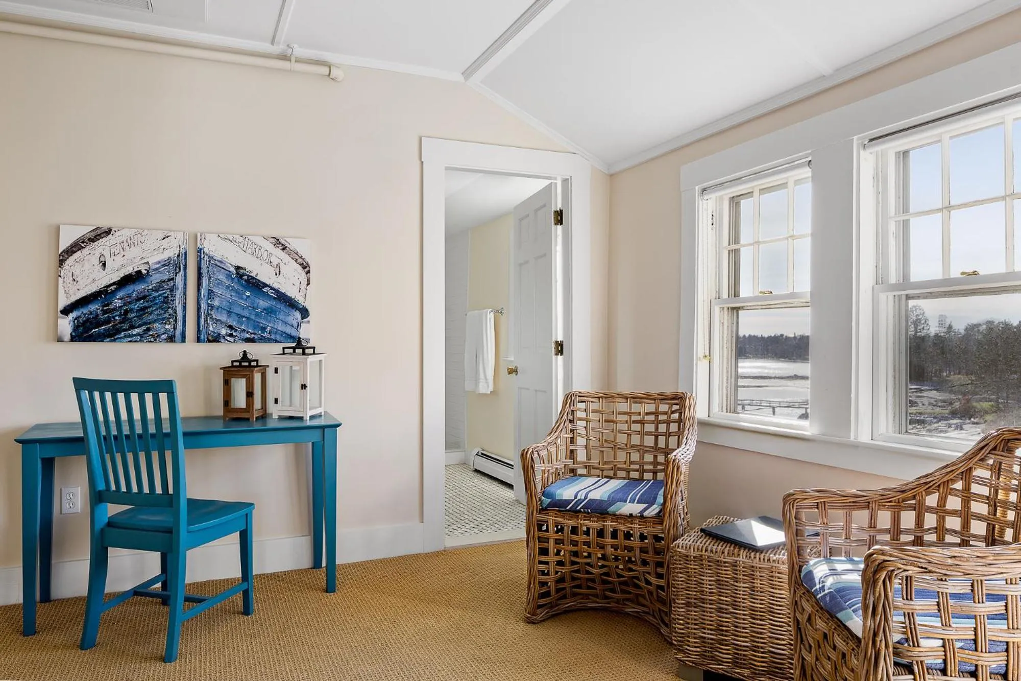 Living room in East Wind Inn on the Water