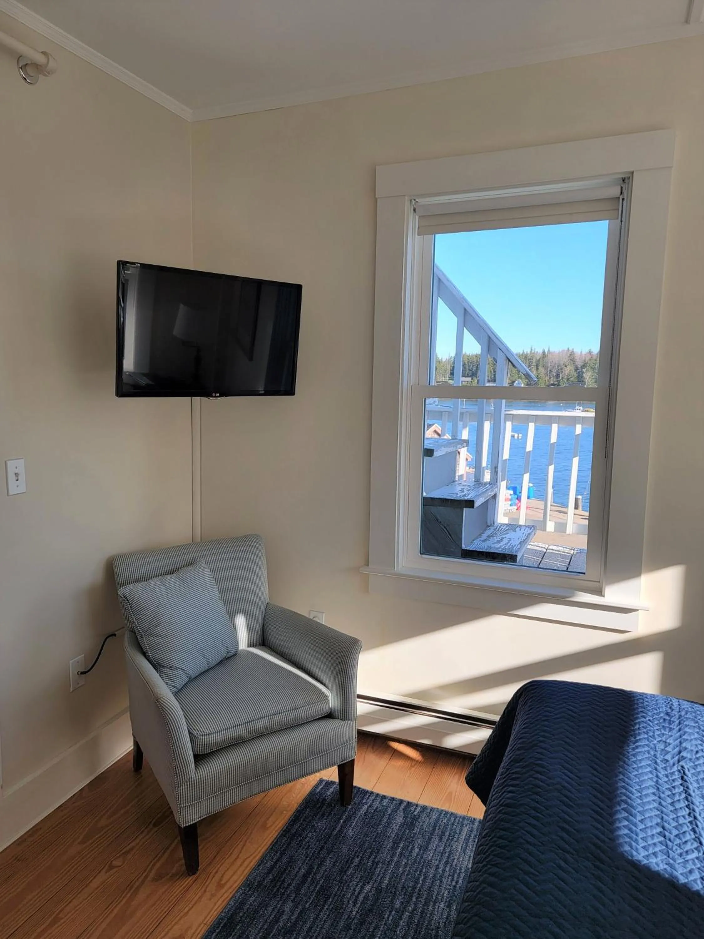 Seating area in East Wind Inn on the Water