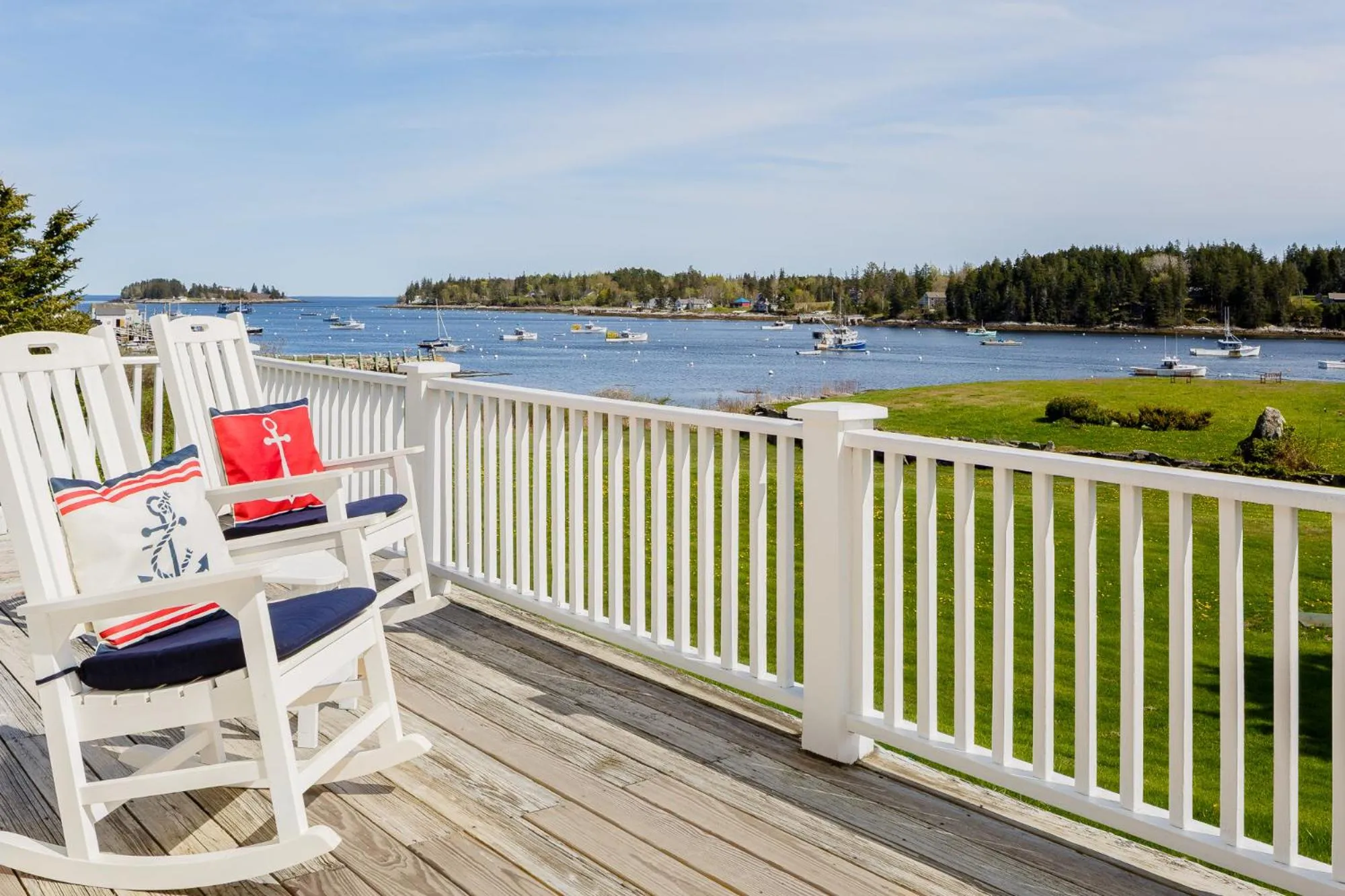 Communal lounge/ TV room in East Wind Inn on the Water