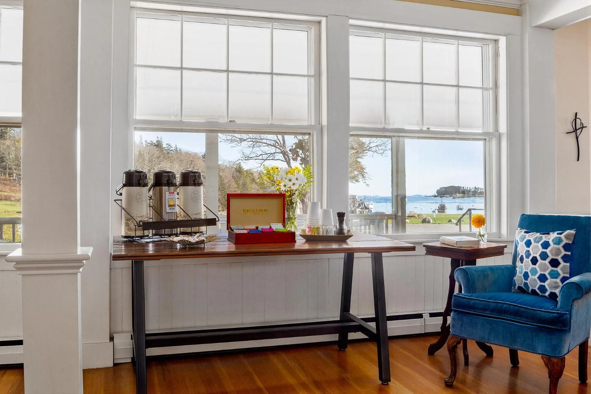Communal lounge/ TV room in East Wind Inn on the Water