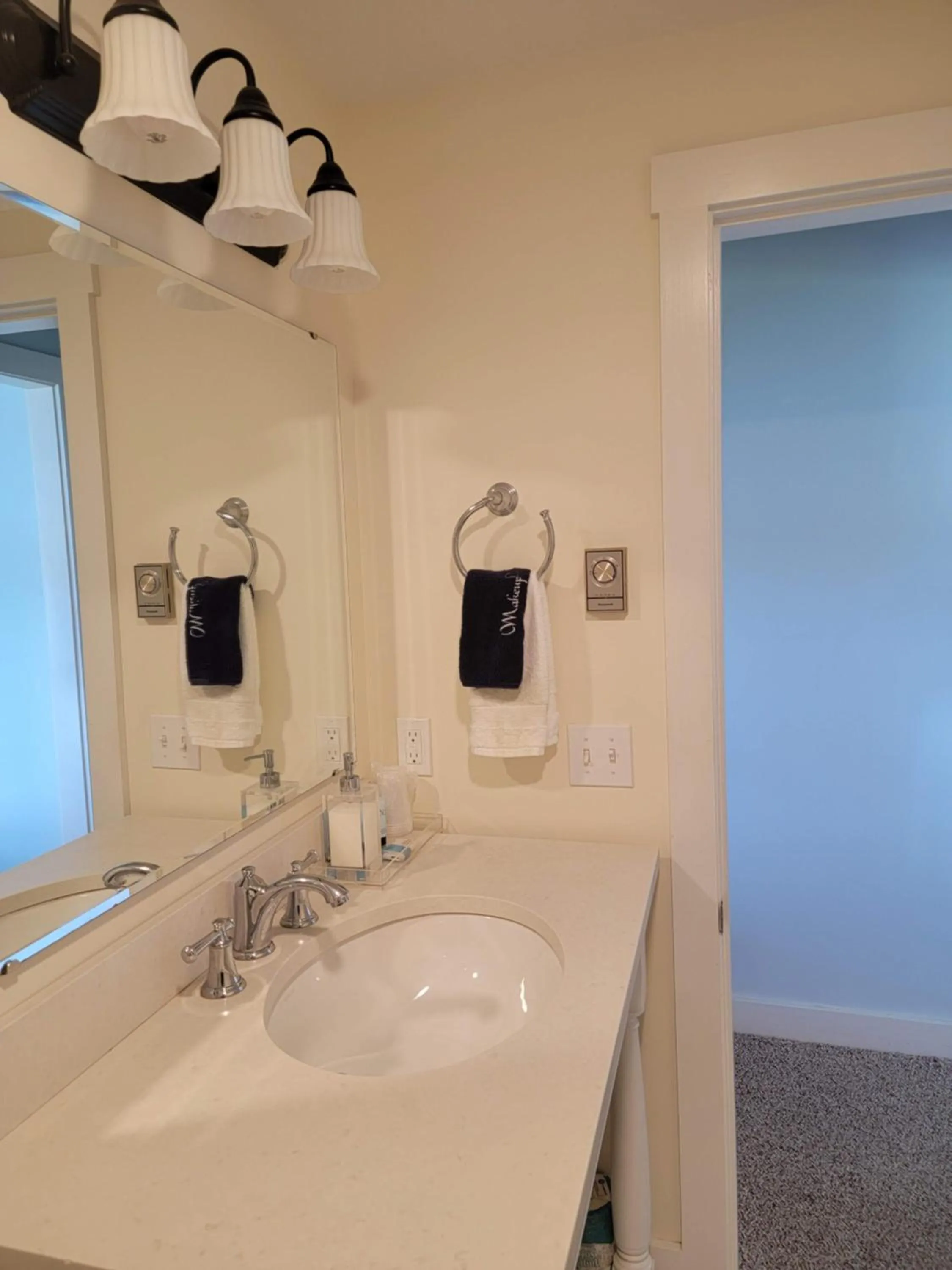 Bathroom in East Wind Inn on the Water