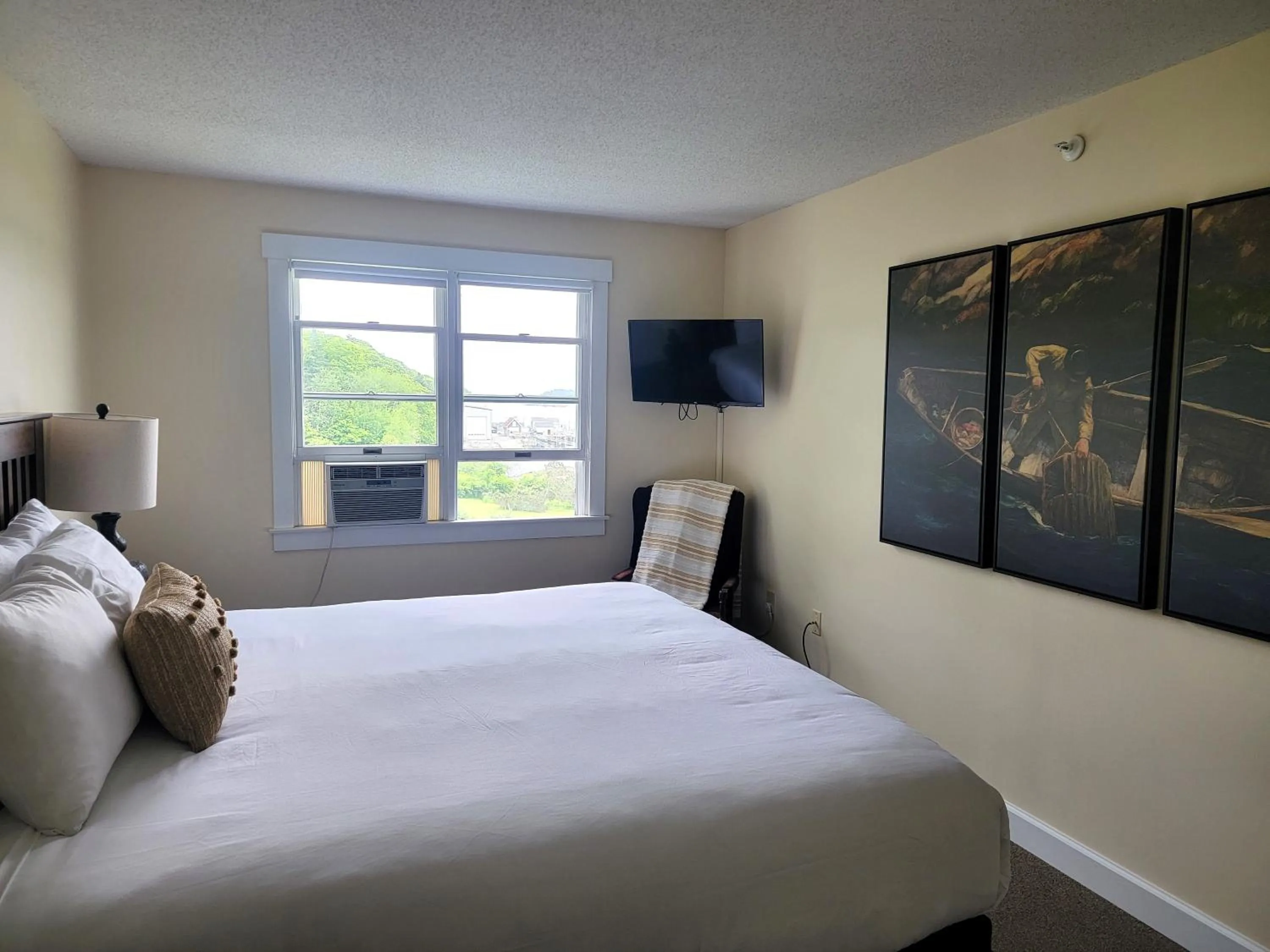 Bed in East Wind Inn on the Water