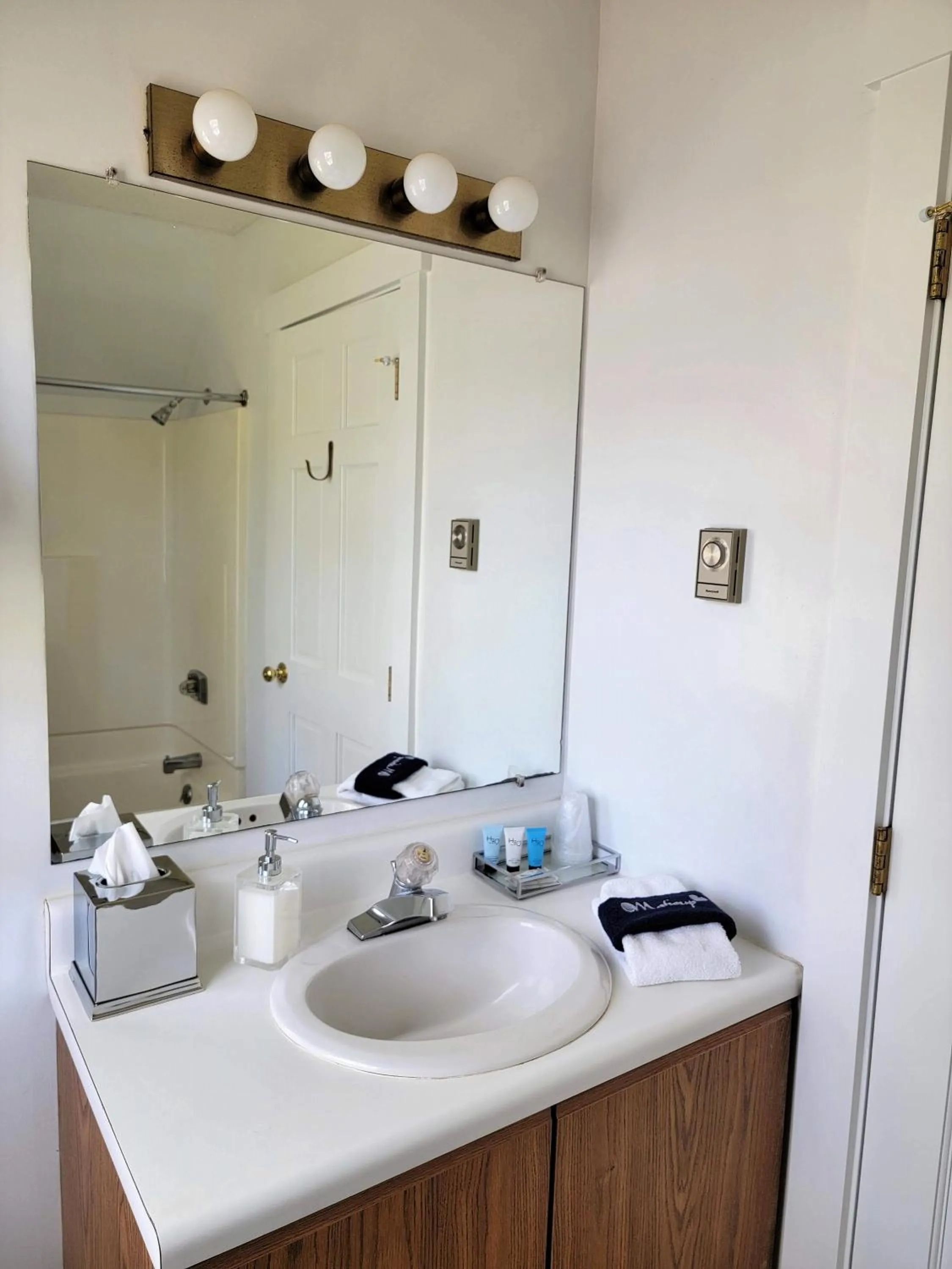 Double Room with Sea View in East Wind Inn & Suites