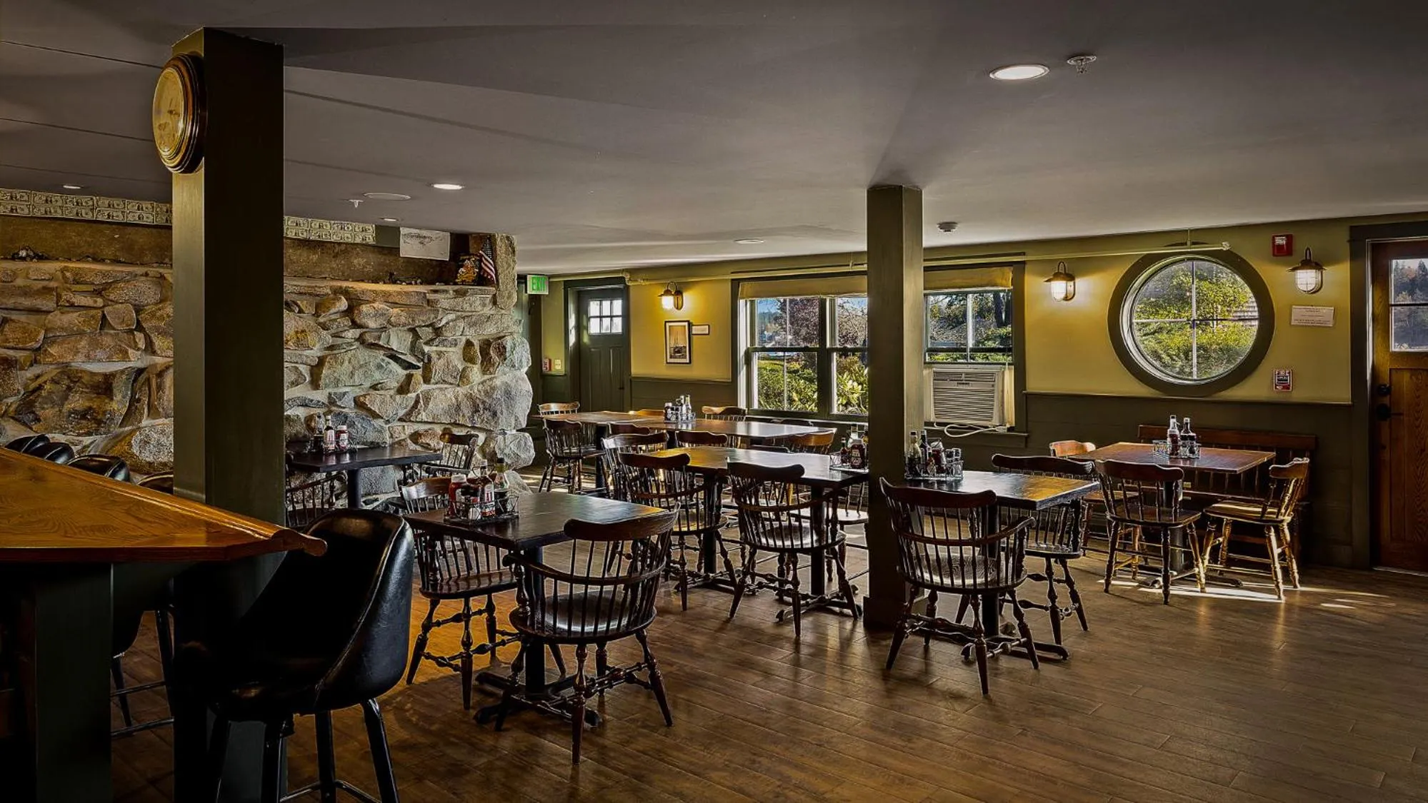 Restaurant/places to eat in East Wind Inn on the Water