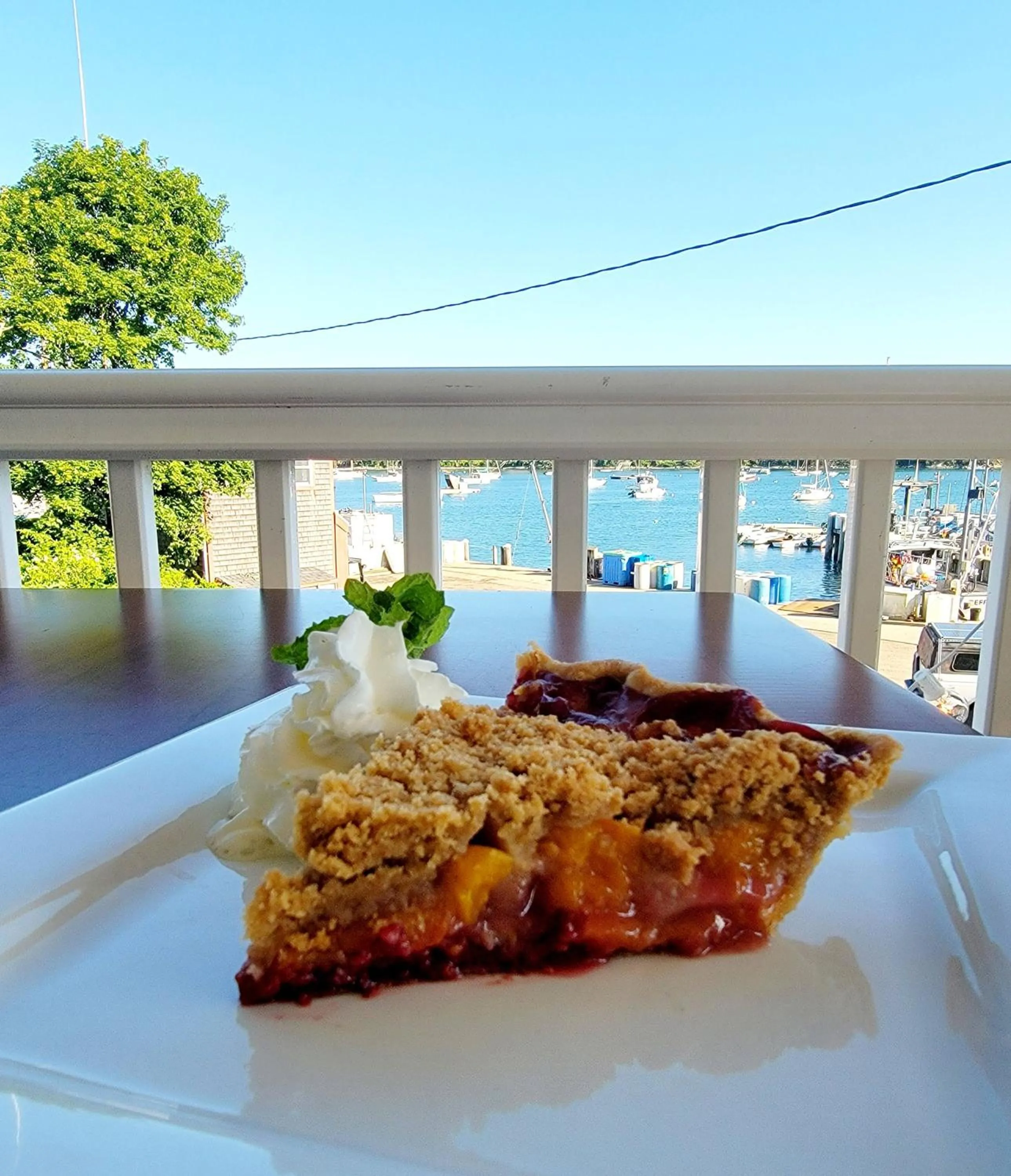 Food and drinks in East Wind Inn on the Water