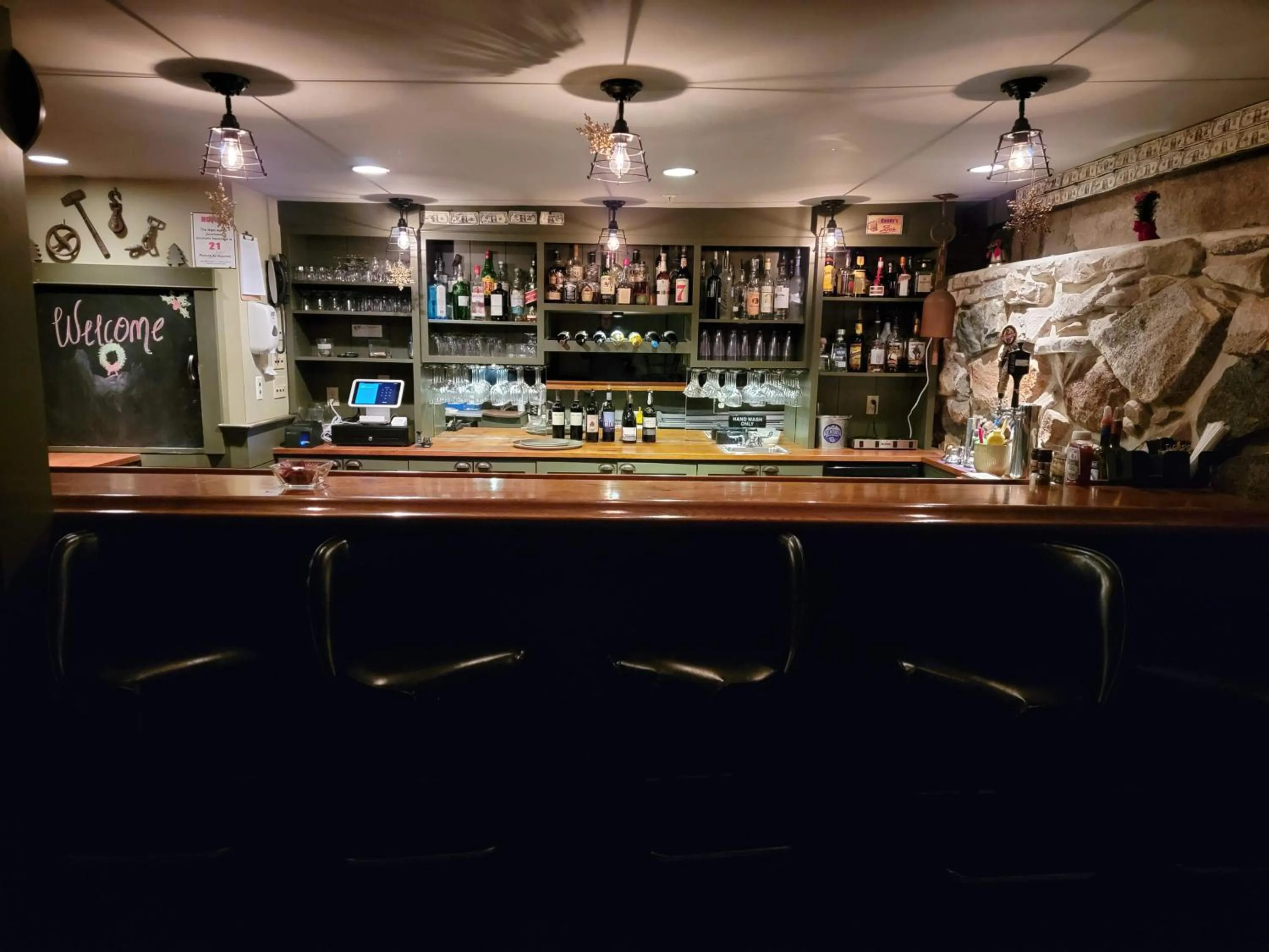 Restaurant/places to eat in East Wind Inn on the Water