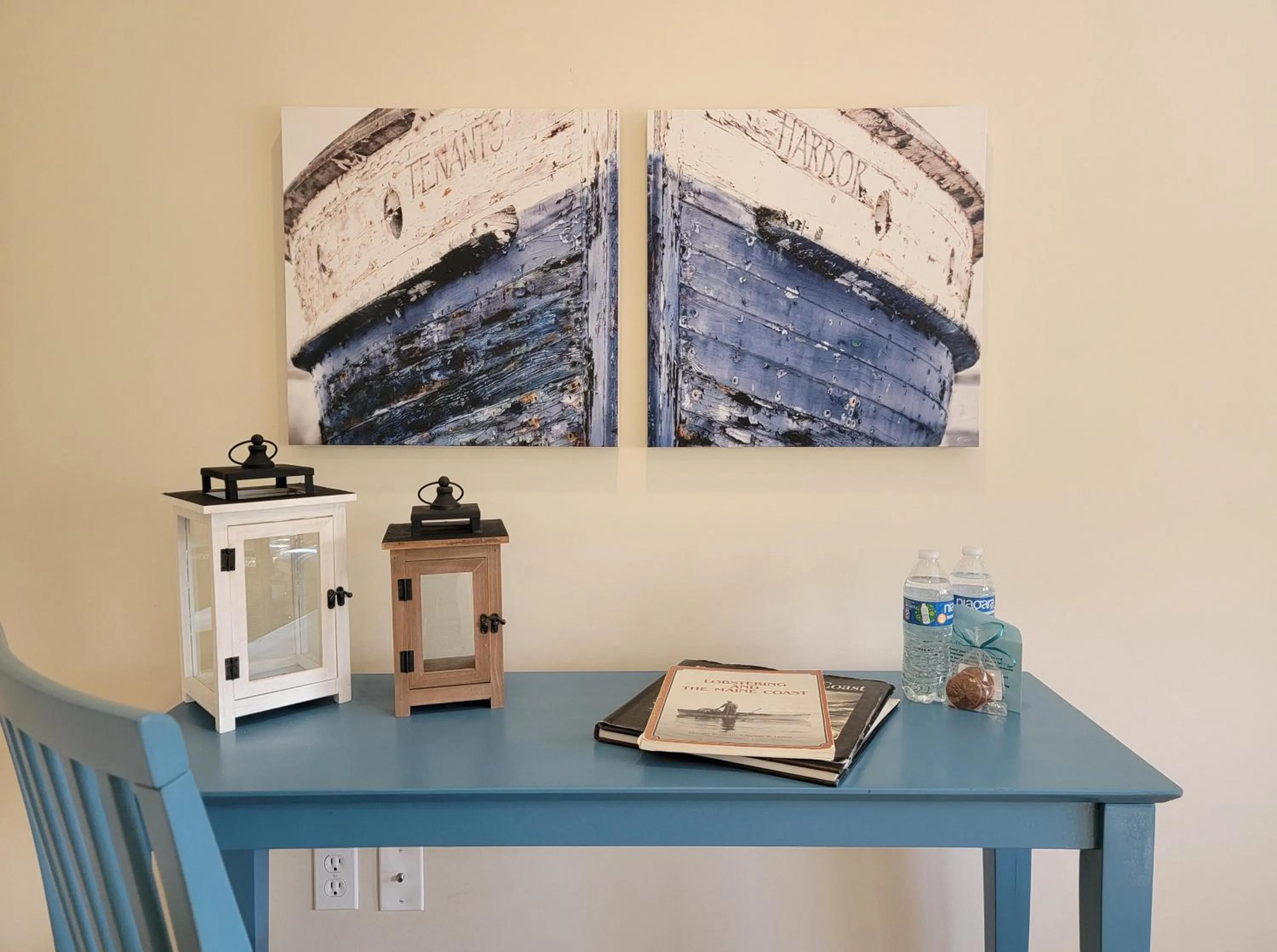 Seating area in East Wind Inn on the Water