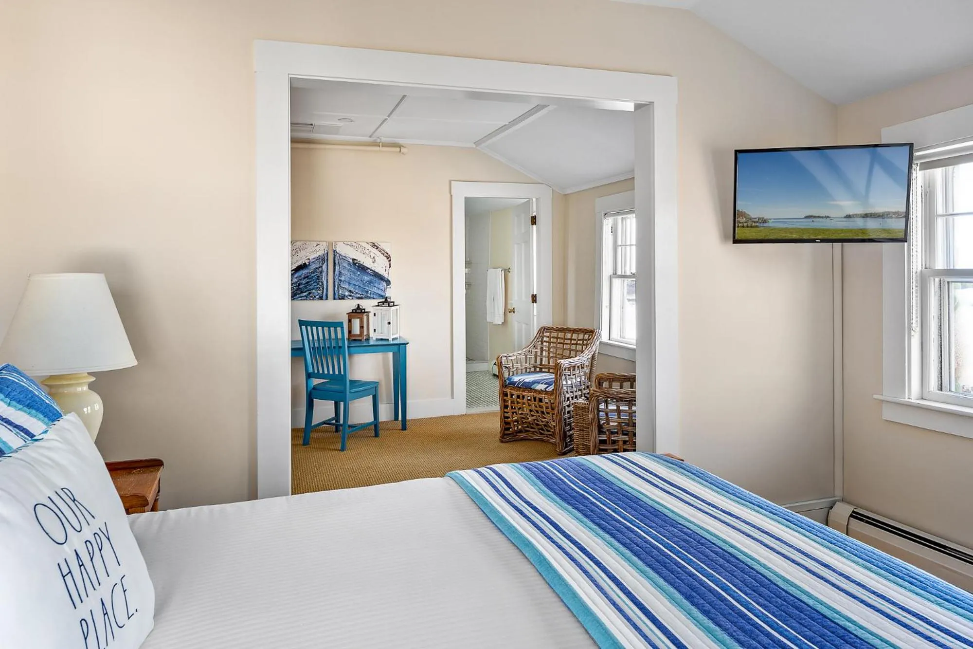 TV and multimedia in East Wind Inn on the Water