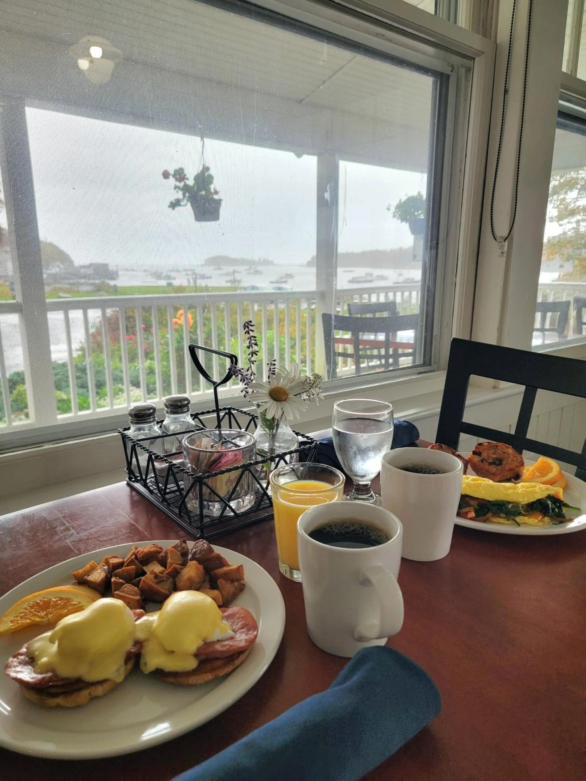 Food and drinks in East Wind Inn on the Water