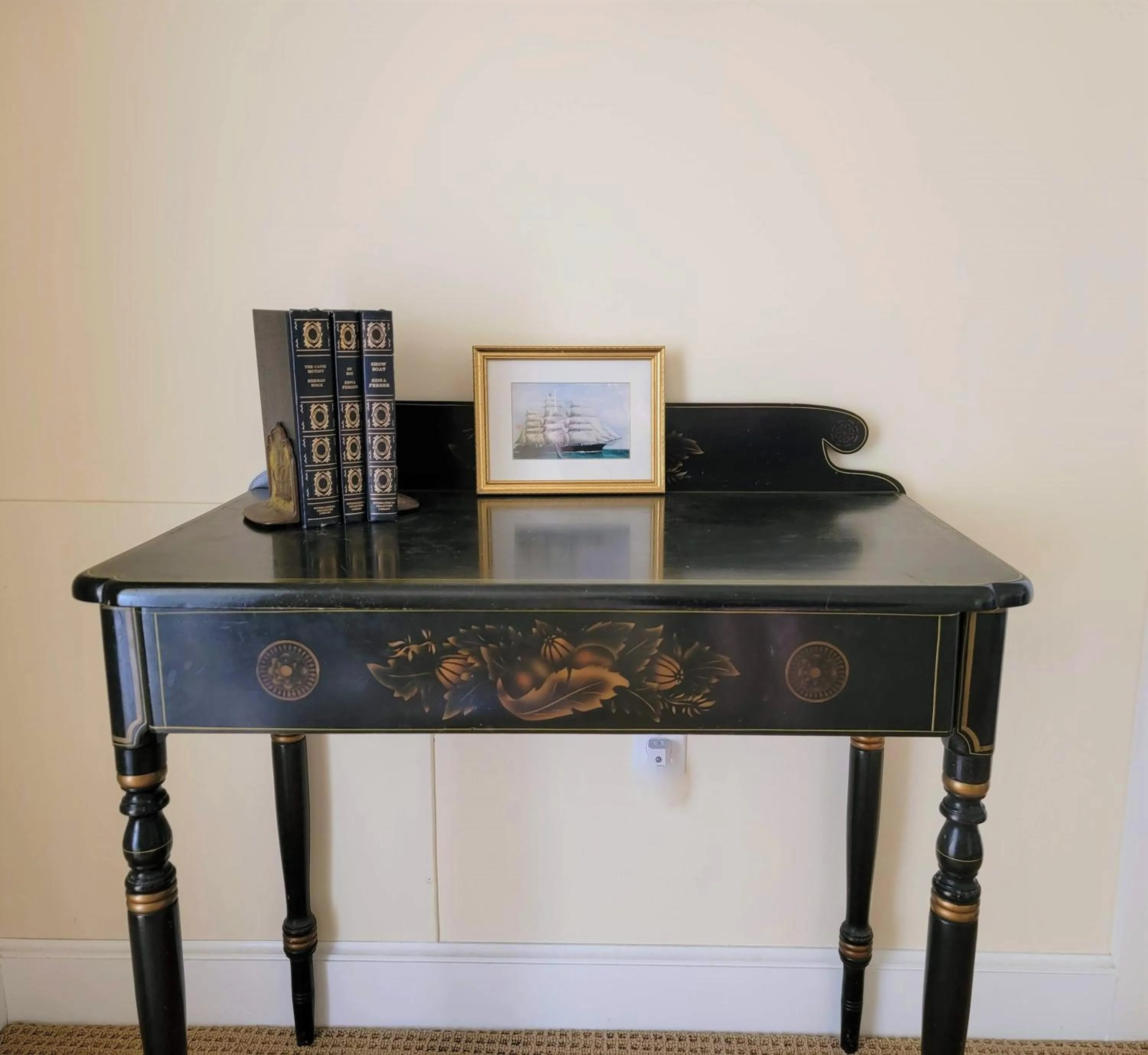 Seating area in East Wind Inn on the Water