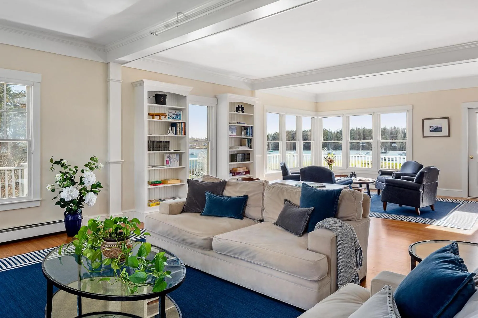 Communal lounge/ TV room in East Wind Inn on the Water