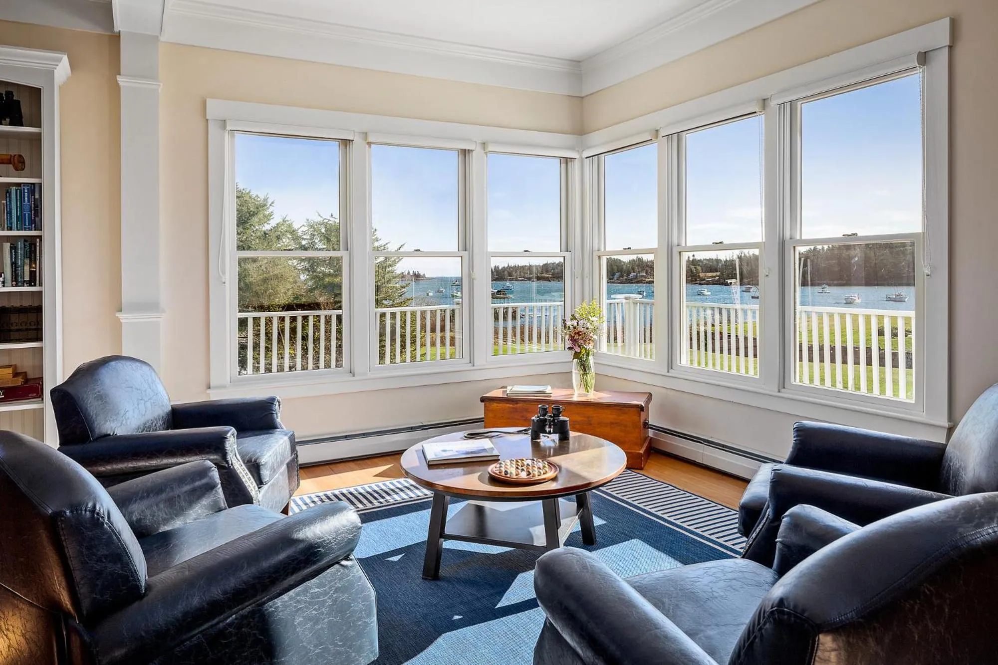 Communal lounge/ TV room in East Wind Inn on the Water