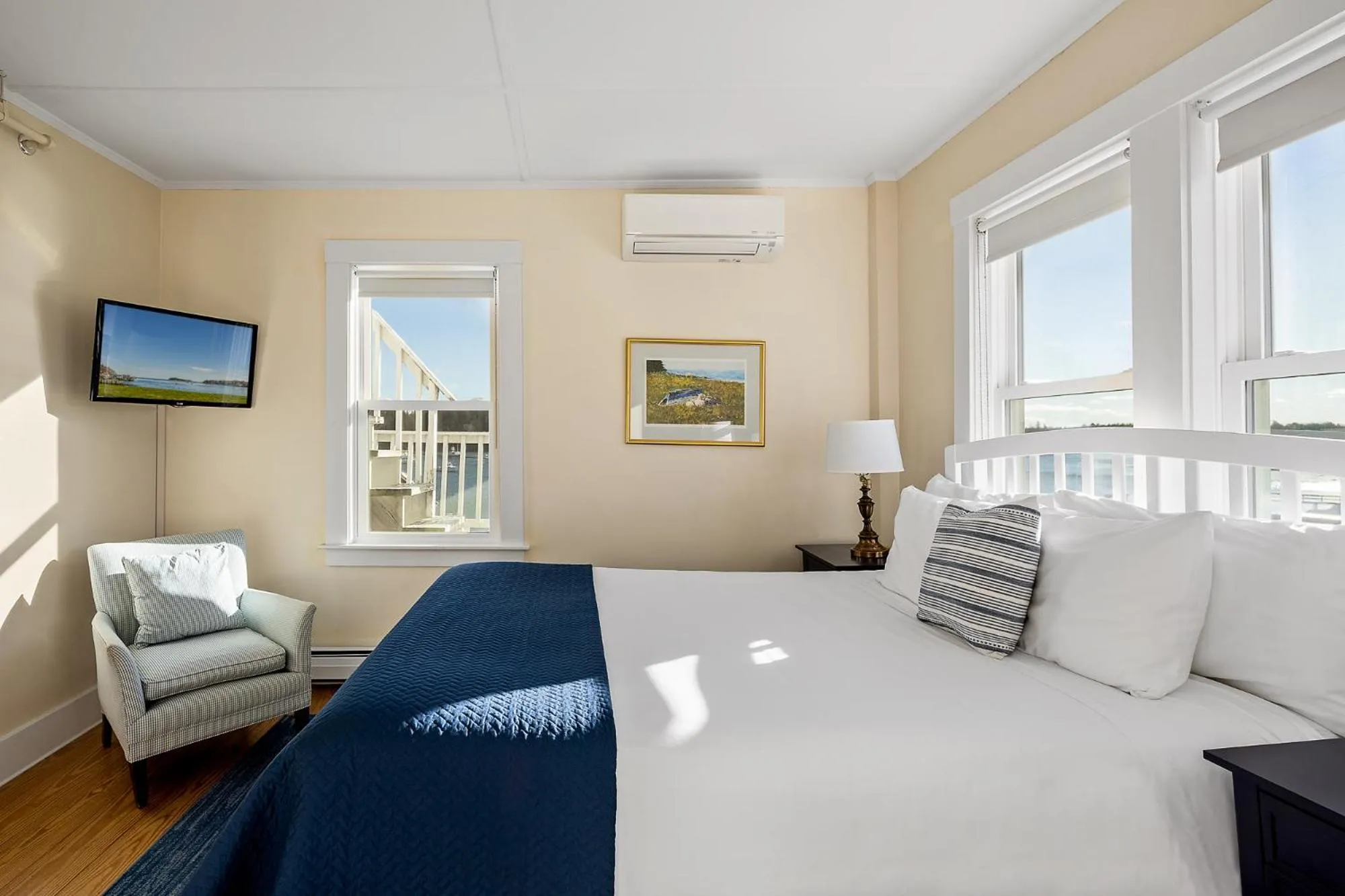 TV and multimedia in East Wind Inn on the Water