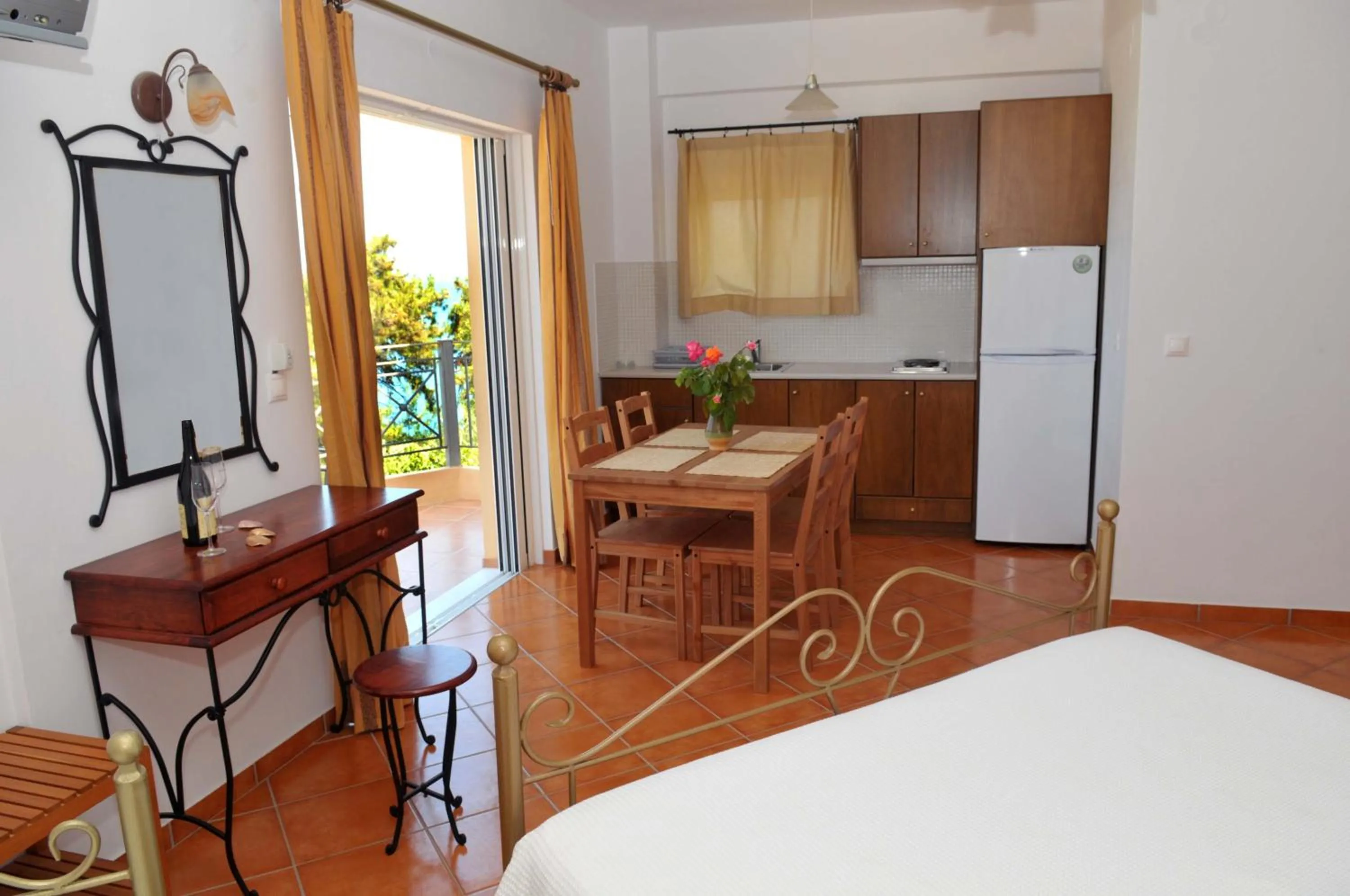 Photo of the whole room, Bed in Kasimis