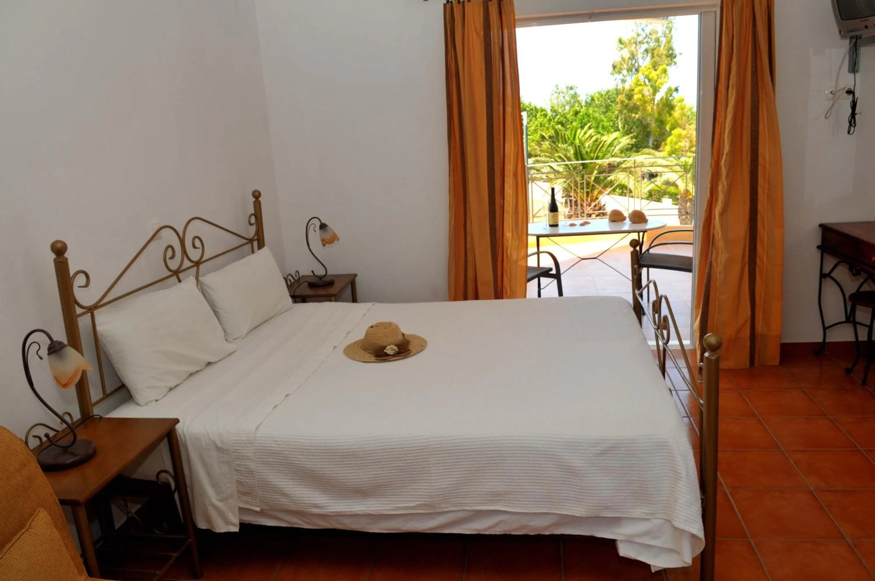 Photo of the whole room, Bed in Kasimis